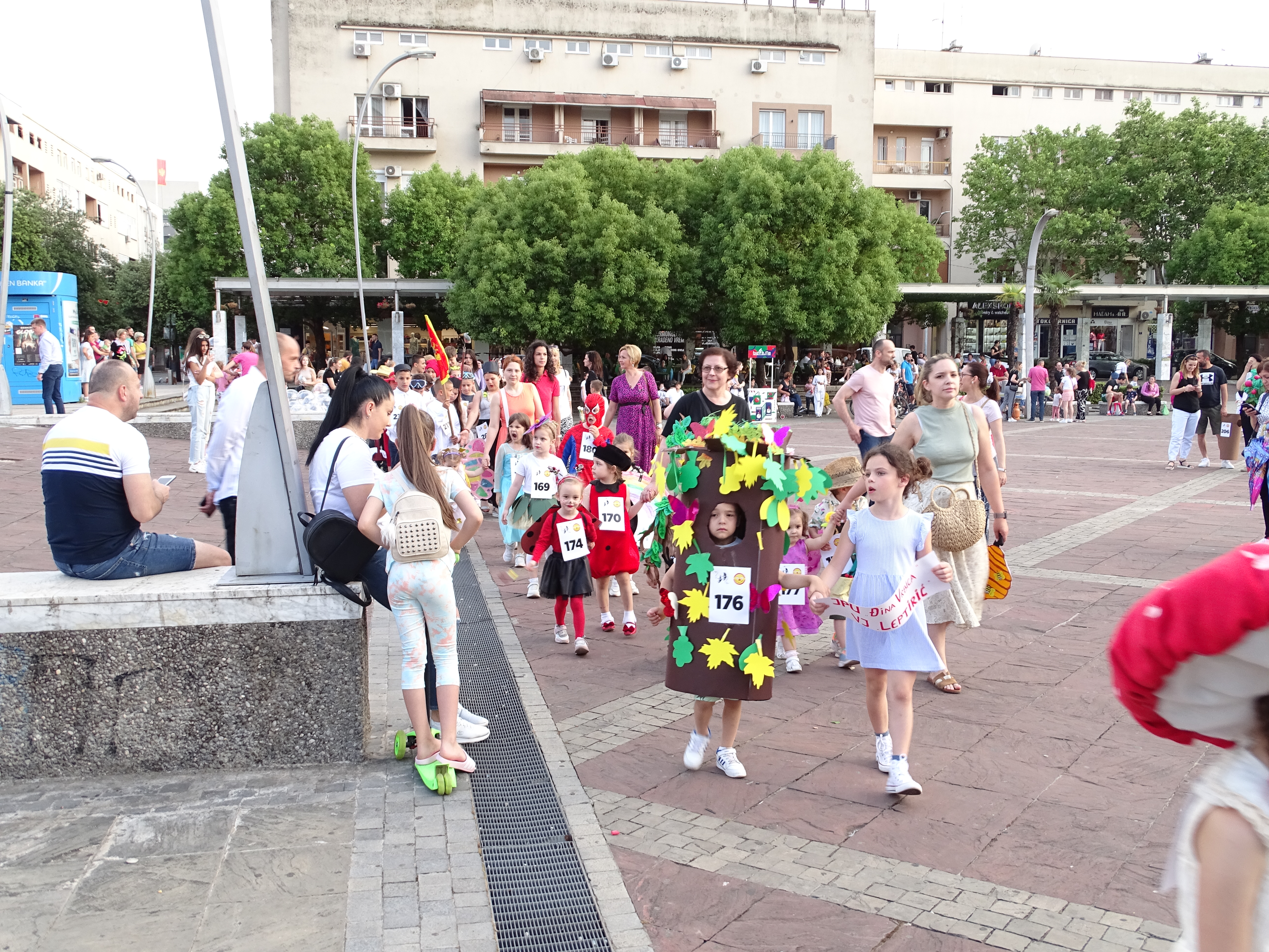 Preko 400 mališana učestvovalo na maskenbalu “Svijet dječije mašte”