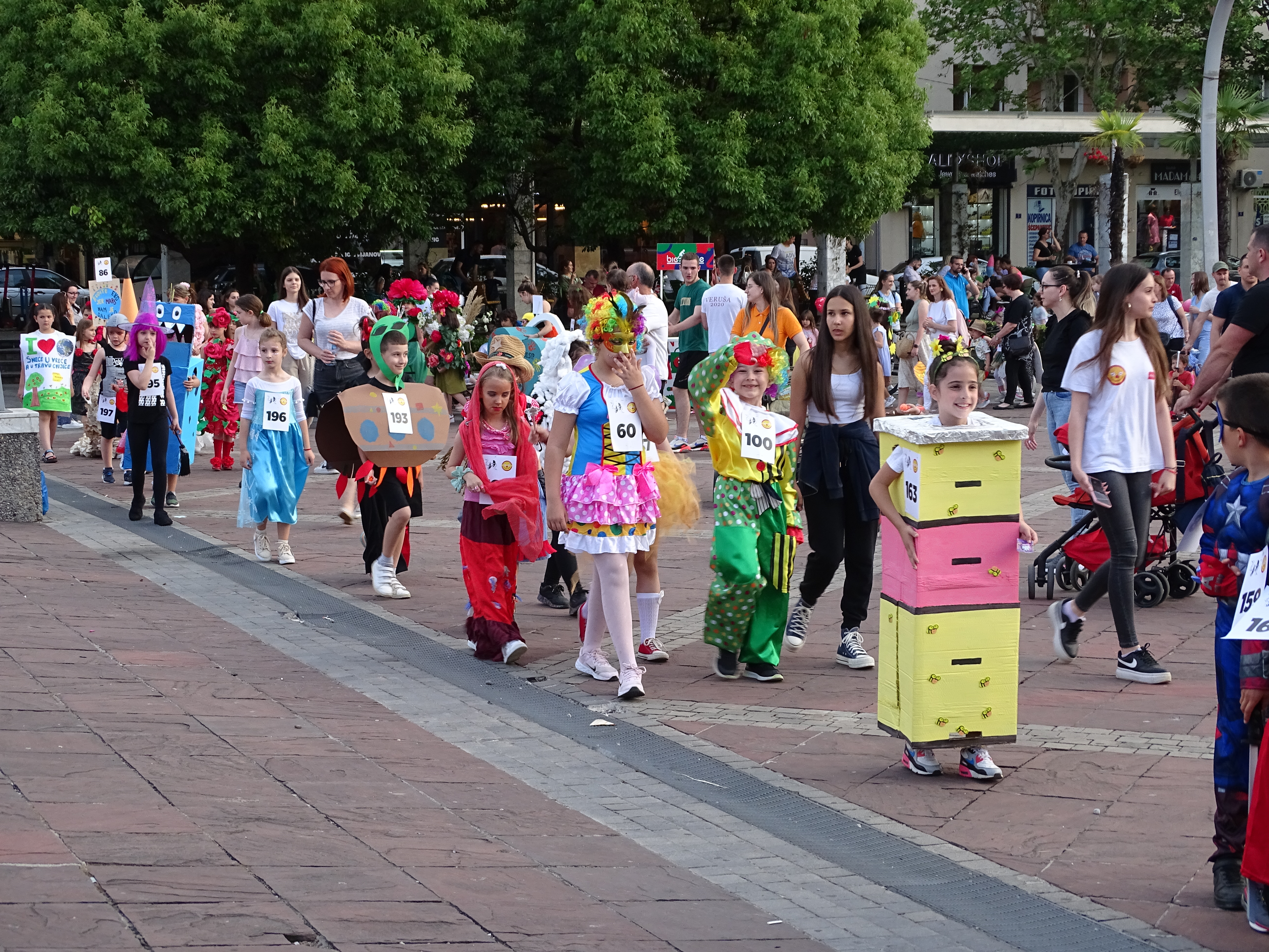 Preko 400 mališana učestvovalo na maskenbalu “Svijet dječije mašte”