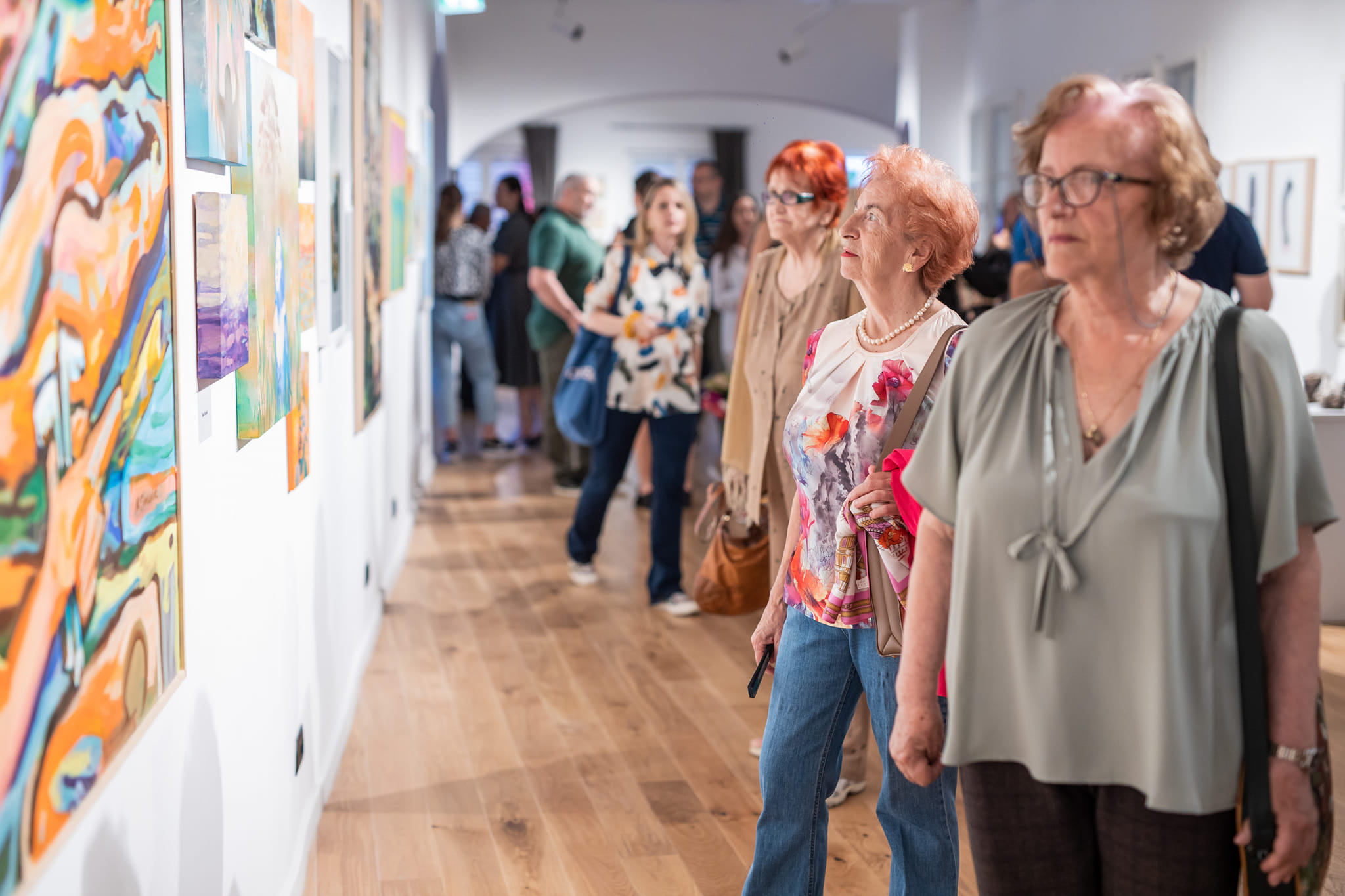 U Kuslevovoj kući sinoć je otvoren BazarArt 2023; Dvadeset istaknutih crnogorskih umjetnika - slikara, vajara i grafičara na jednom mjestu