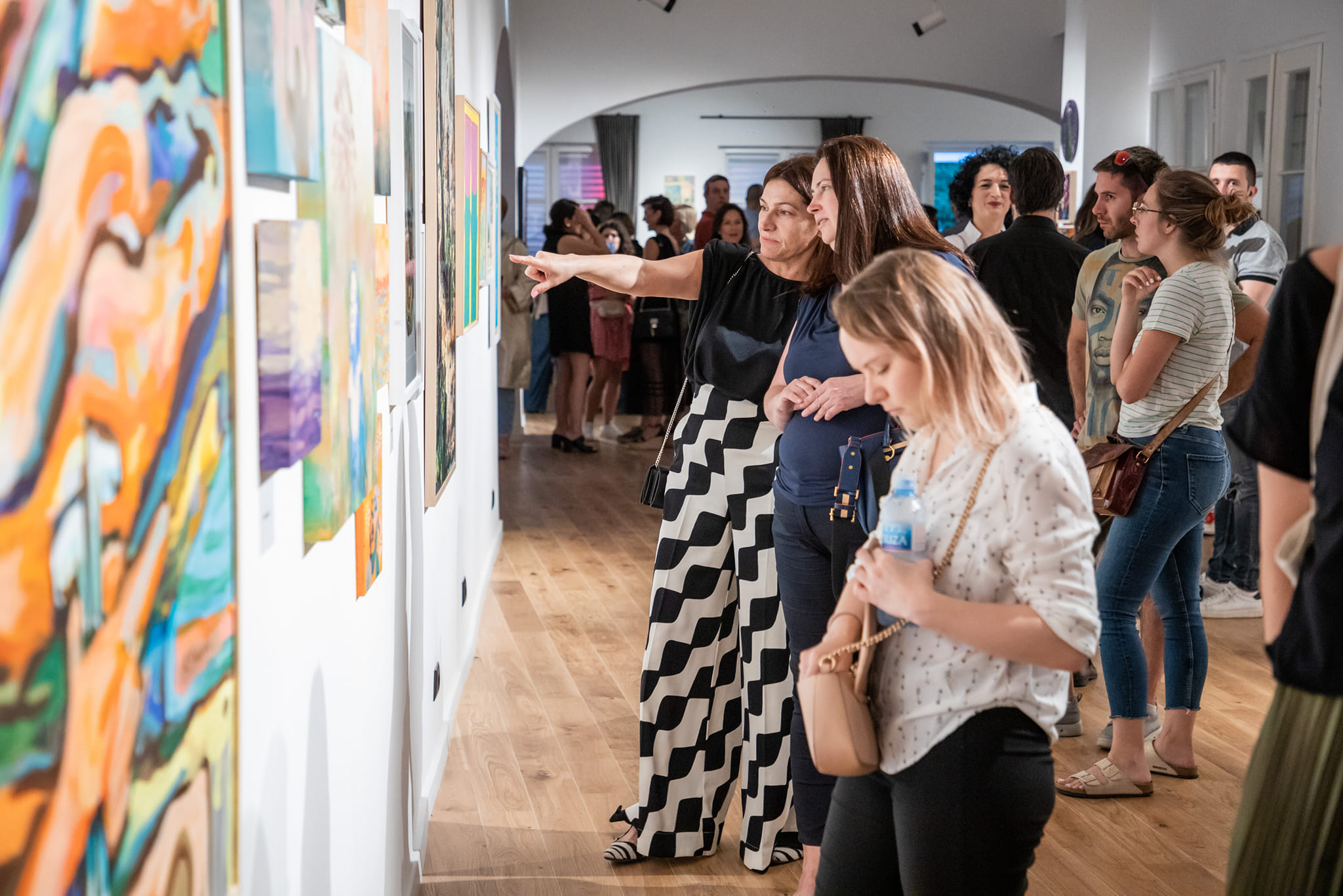 U Kuslevovoj kući sinoć je otvoren BazarArt 2023; Dvadeset istaknutih crnogorskih umjetnika - slikara, vajara i grafičara na jednom mjestu