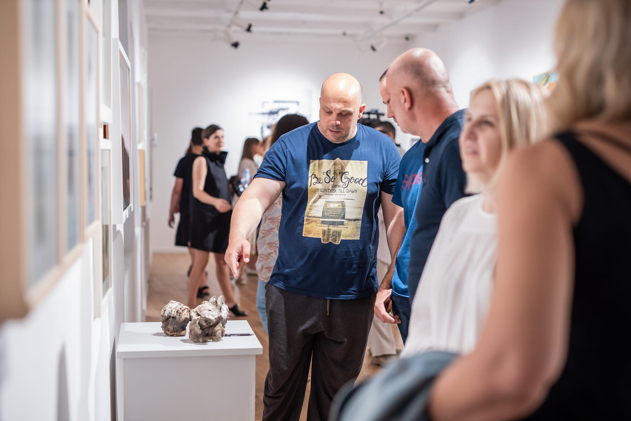 U Kuslevovoj kući sinoć je otvoren BazarArt 2023; Dvadeset istaknutih crnogorskih umjetnika - slikara, vajara i grafičara na jednom mjestu