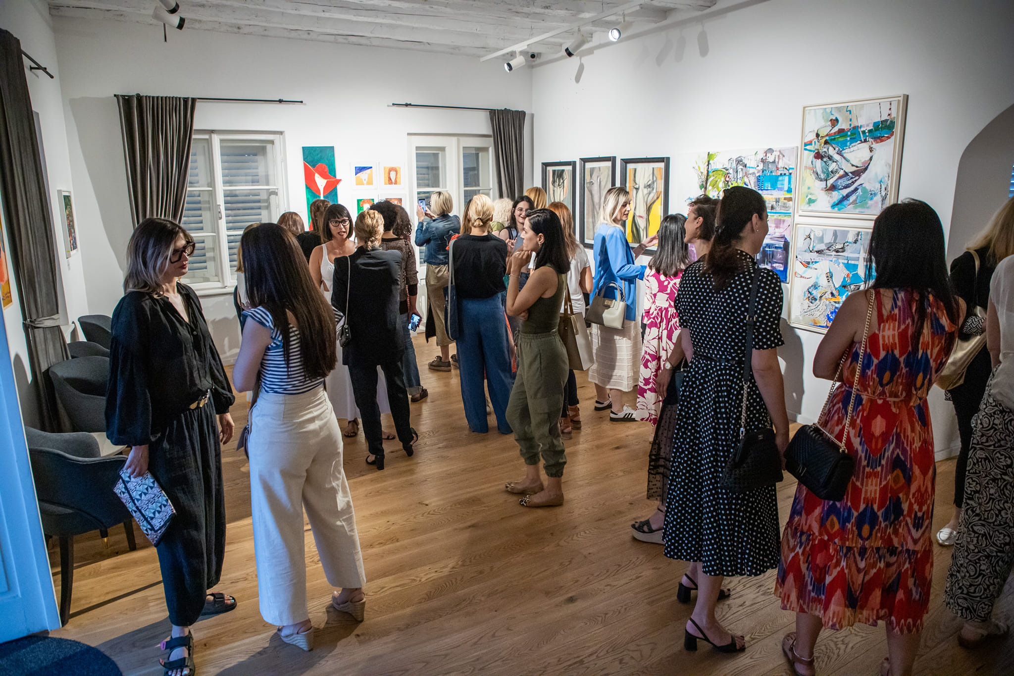 U Kuslevovoj kući sinoć je otvoren BazarArt 2023; Dvadeset istaknutih crnogorskih umjetnika - slikara, vajara i grafičara na jednom mjestu