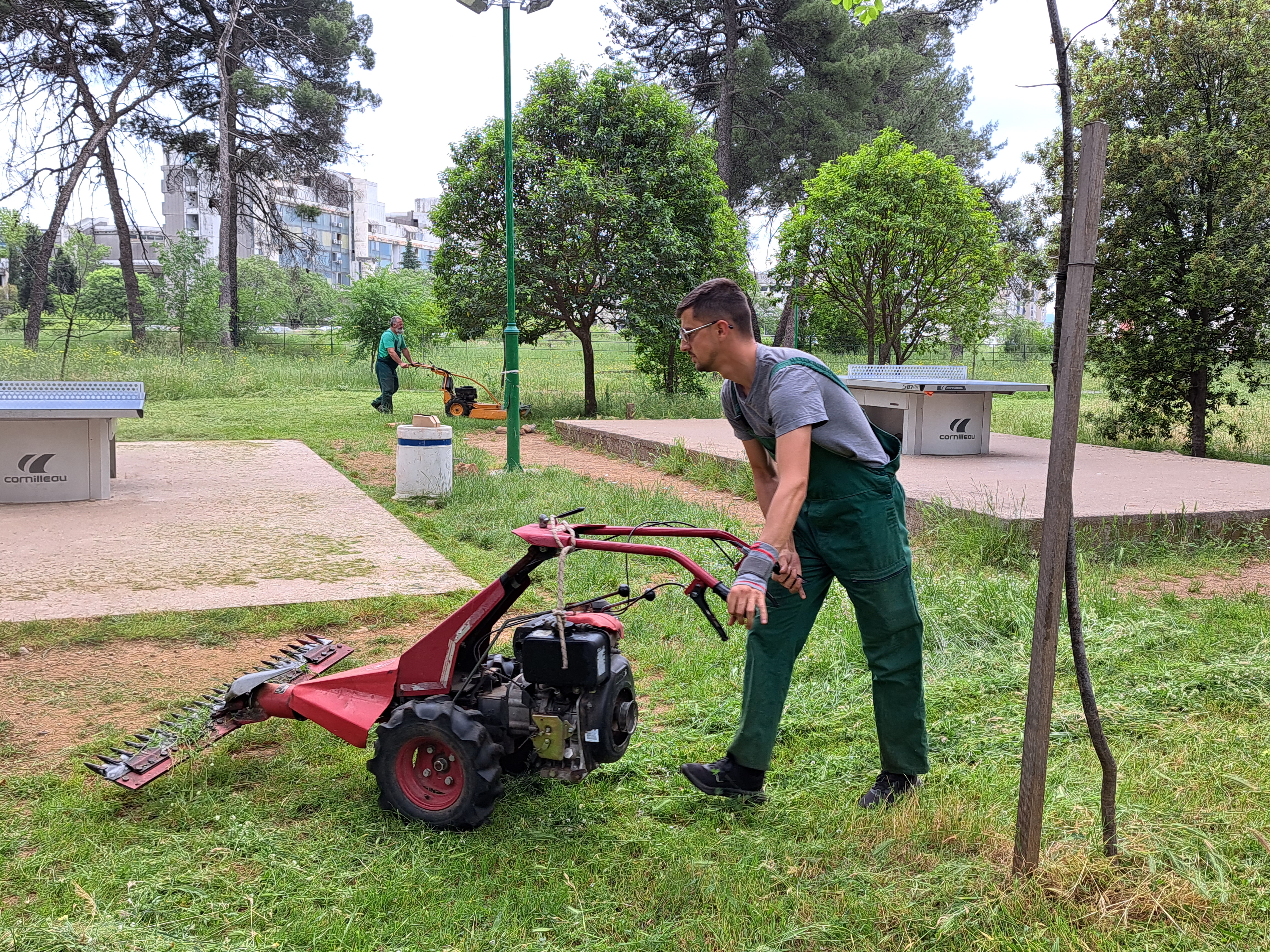 Ekipe Zelenila nastavljaju košenje na više lokacija širom Podgorice