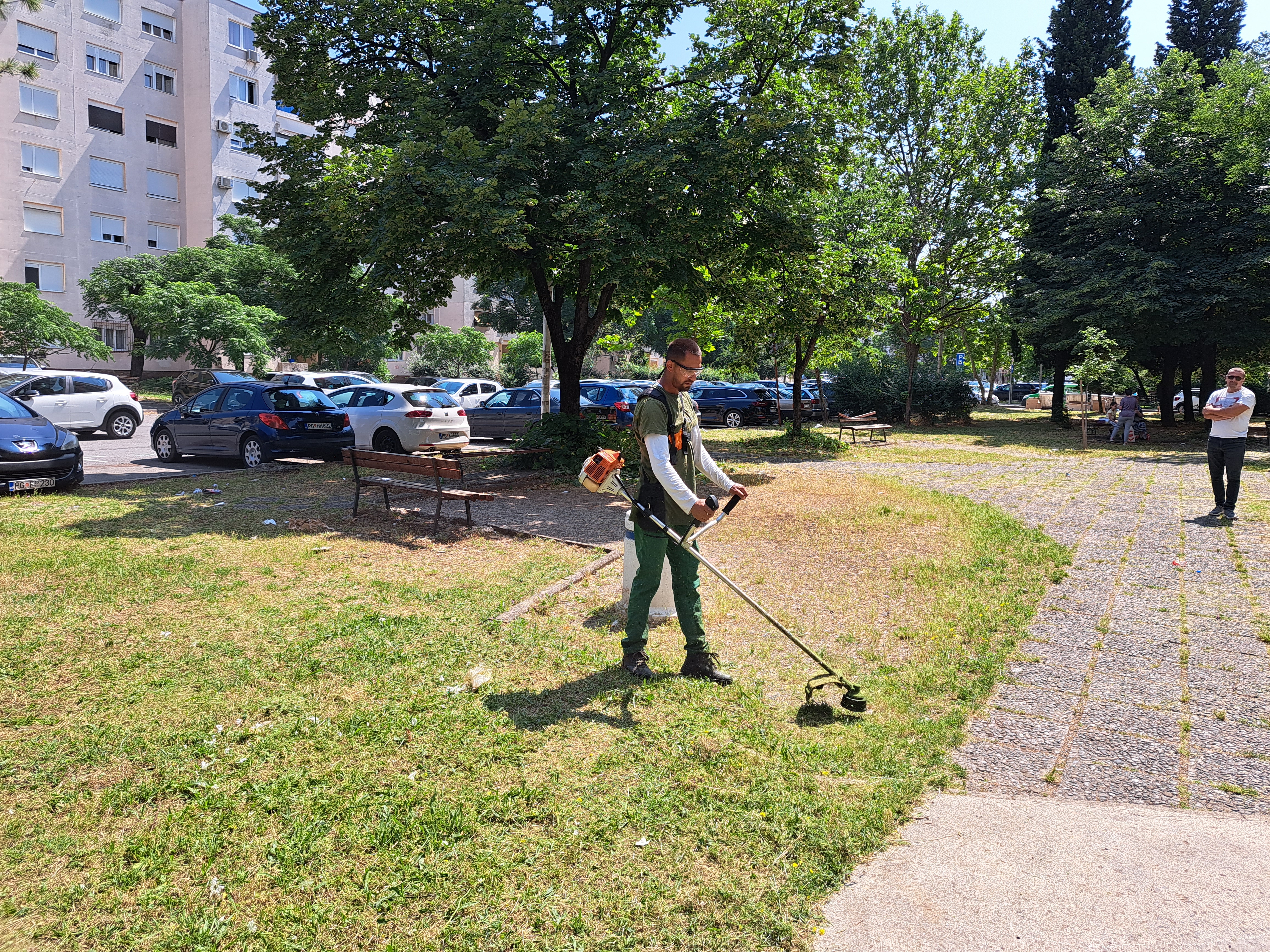 Ekipe Zelenila nastavljaju košenje na više lokacija širom Podgorice