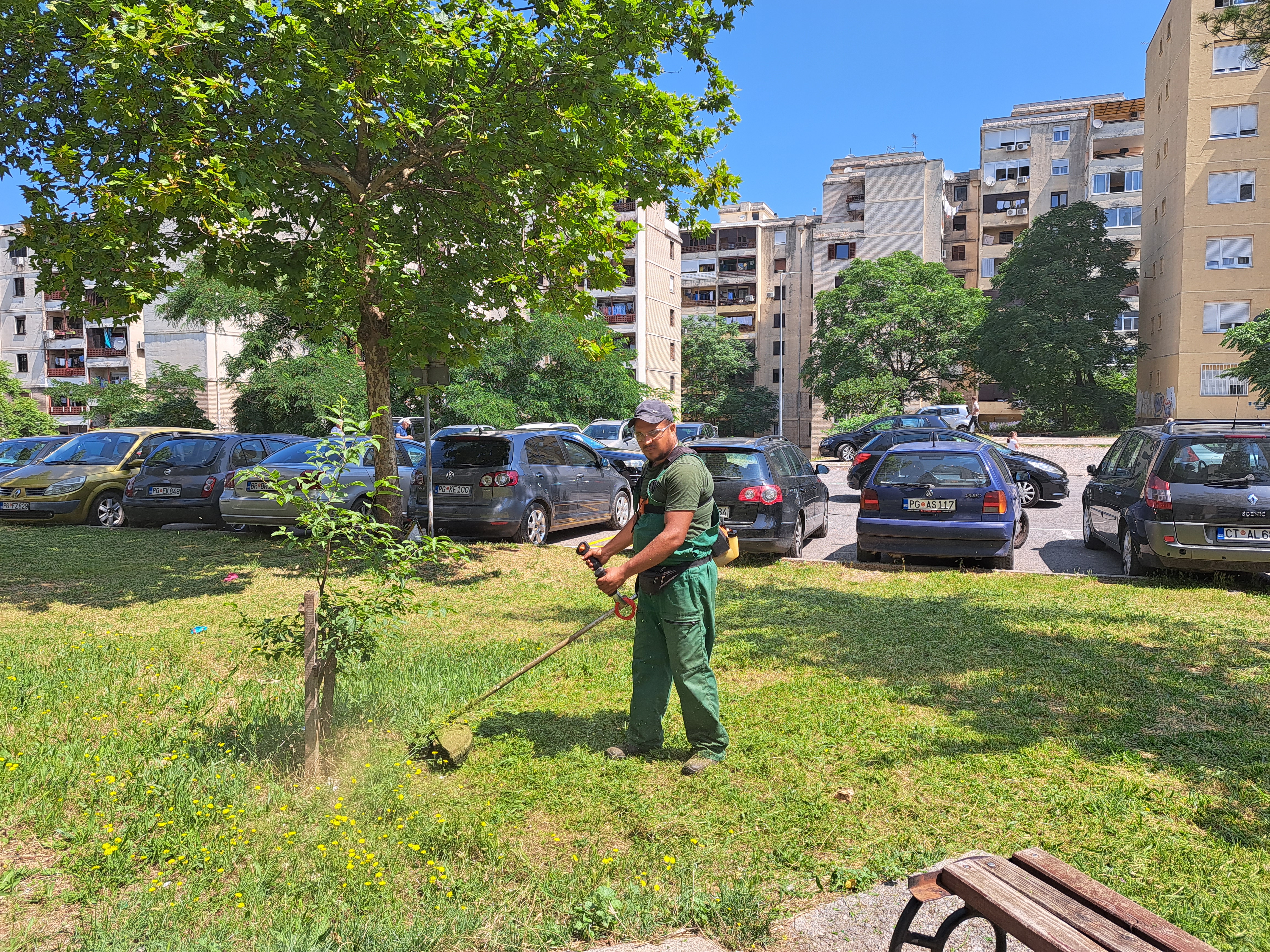 Ekipe Zelenila nastavljaju košenje na više lokacija širom Podgorice