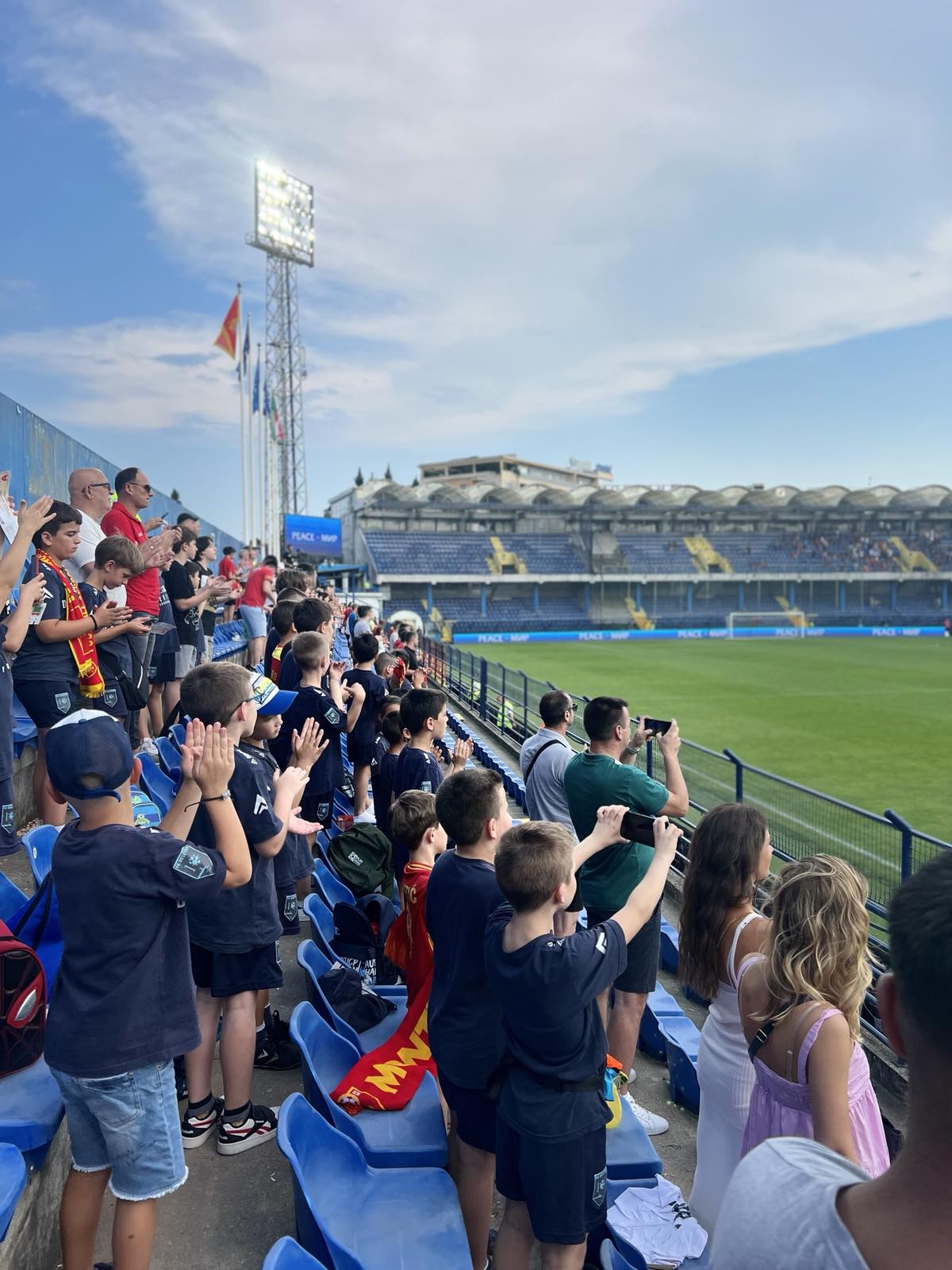 Kancelarija za RE kontinuirano radi na socijalnoj inkluziji;  U saradnji sa Fudbalskim savezom Crne Gore obezbijeđene besplatne karte za pripadnike RE zajednice za meč Crna Gora – Češka