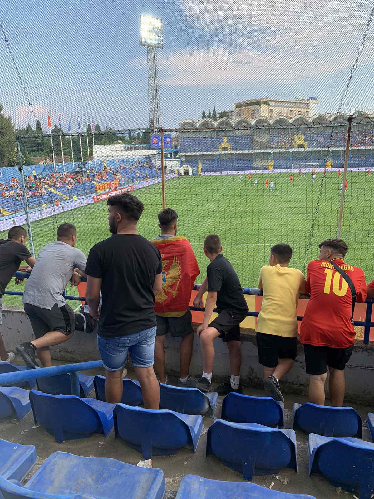 Kancelarija za RE kontinuirano radi na socijalnoj inkluziji;  U saradnji sa Fudbalskim savezom Crne Gore obezbijeđene besplatne karte za pripadnike RE zajednice za meč Crna Gora – Češka