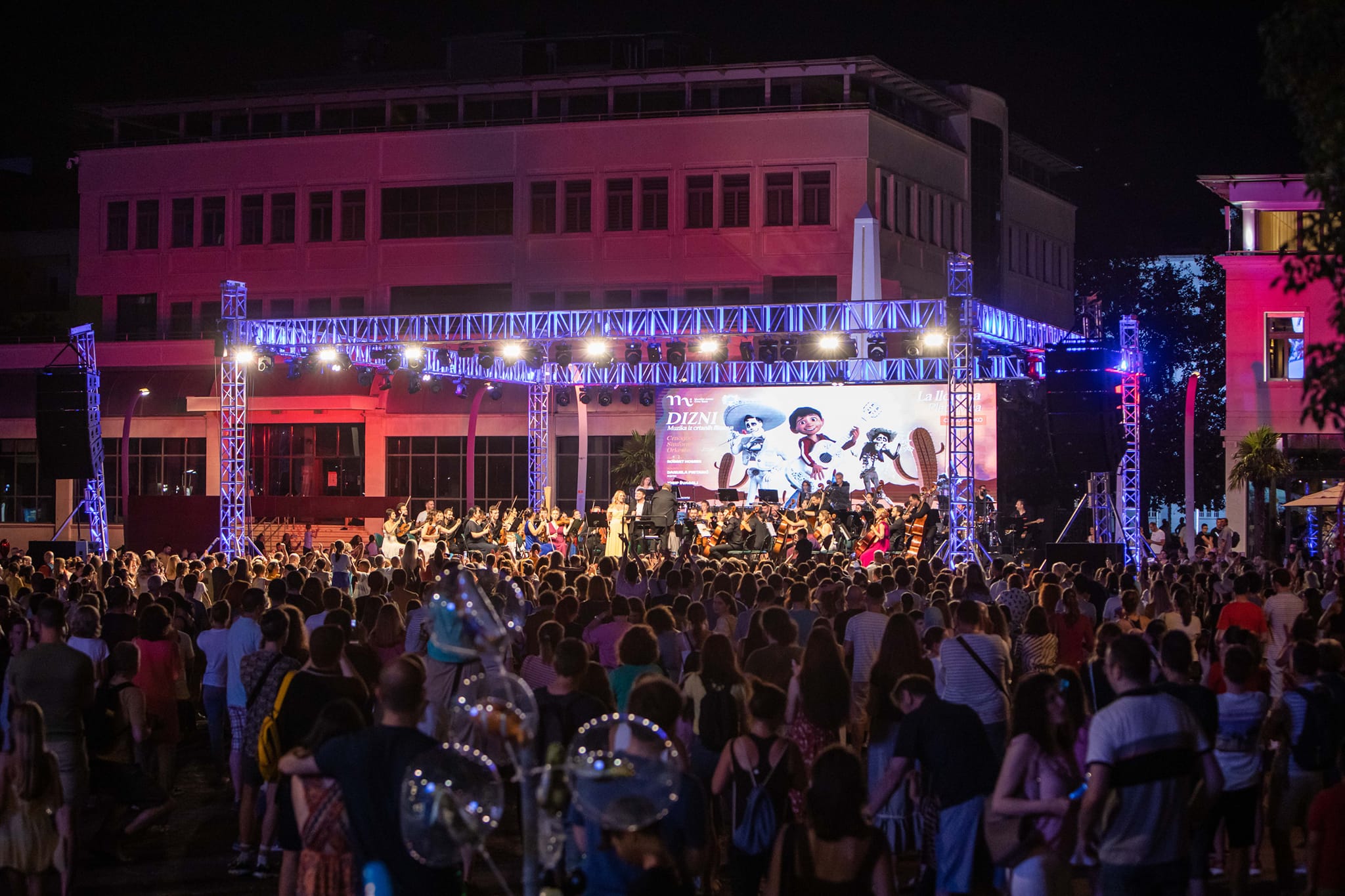 Publika svih generacija na Trgu nezavisnosti uživala u melodijama iz Diznijevih ostvarenja