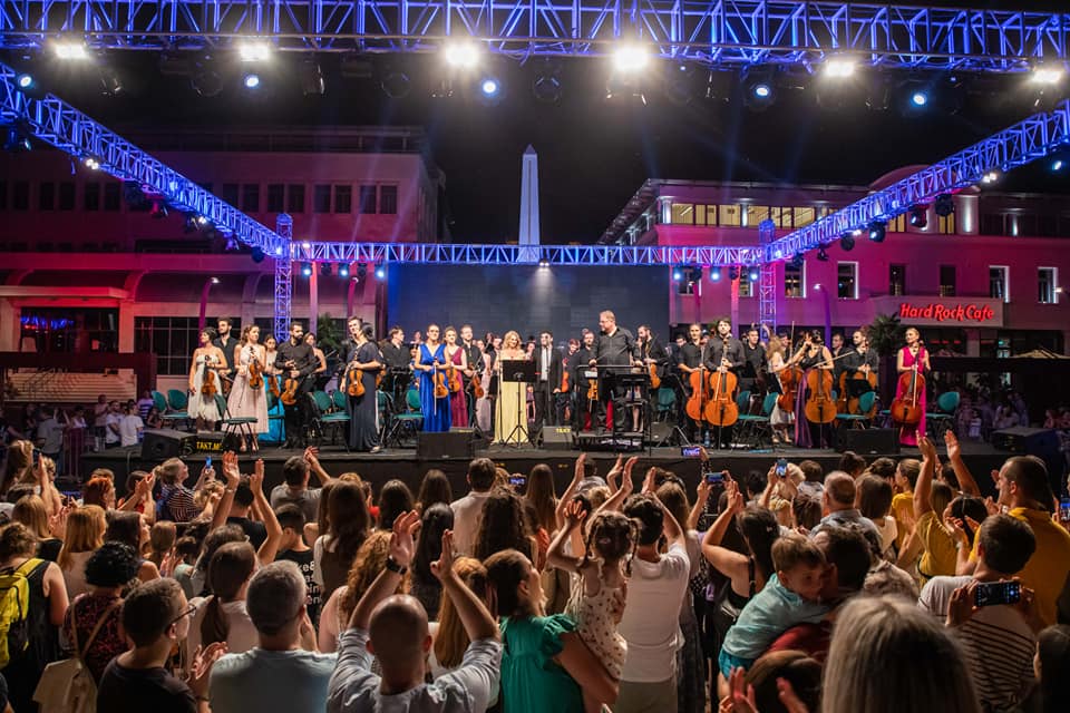 Publika svih generacija na Trgu nezavisnosti uživala u melodijama iz Diznijevih ostvarenja