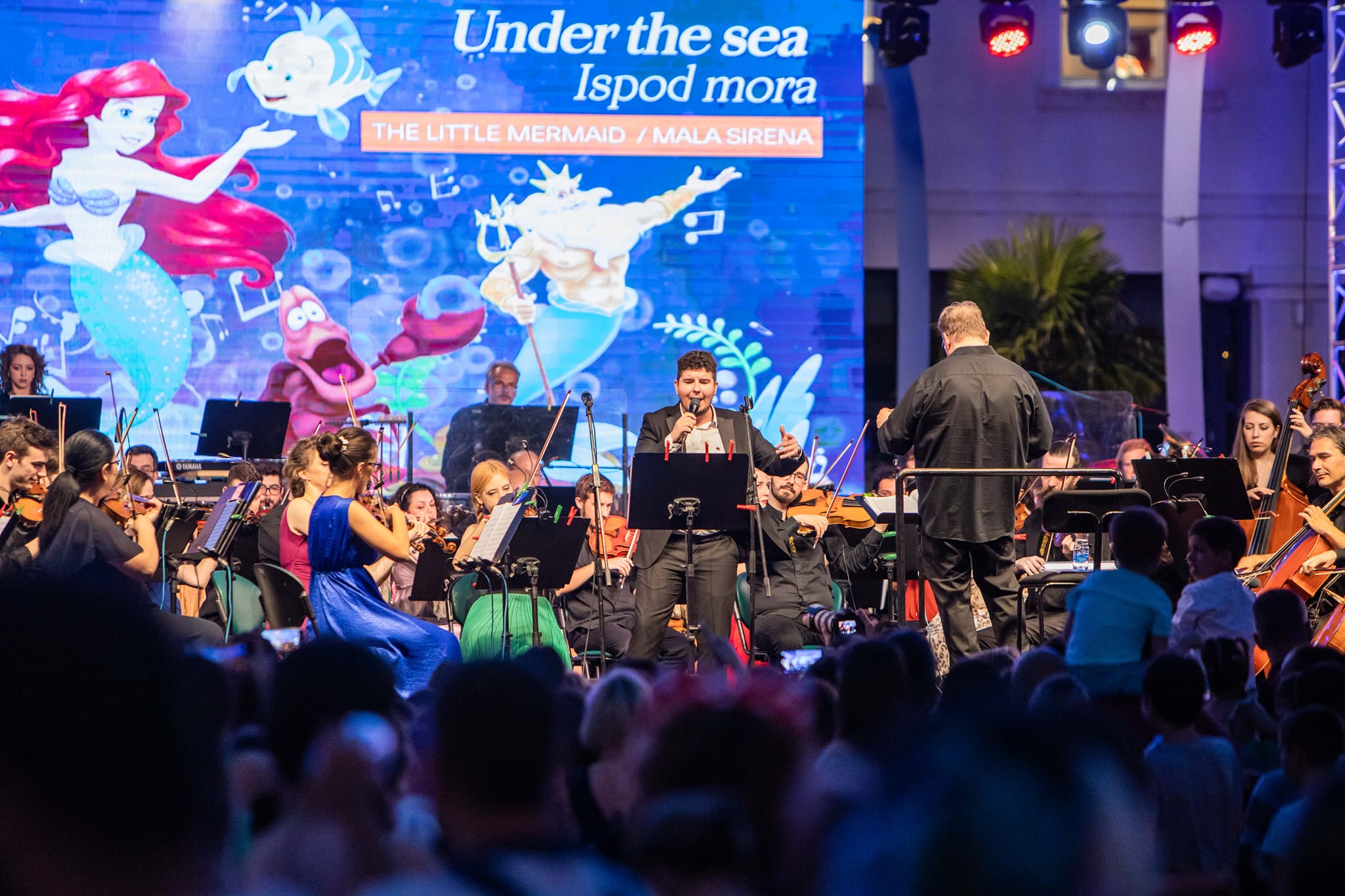 Publika svih generacija na Trgu nezavisnosti uživala u melodijama iz Diznijevih ostvarenja