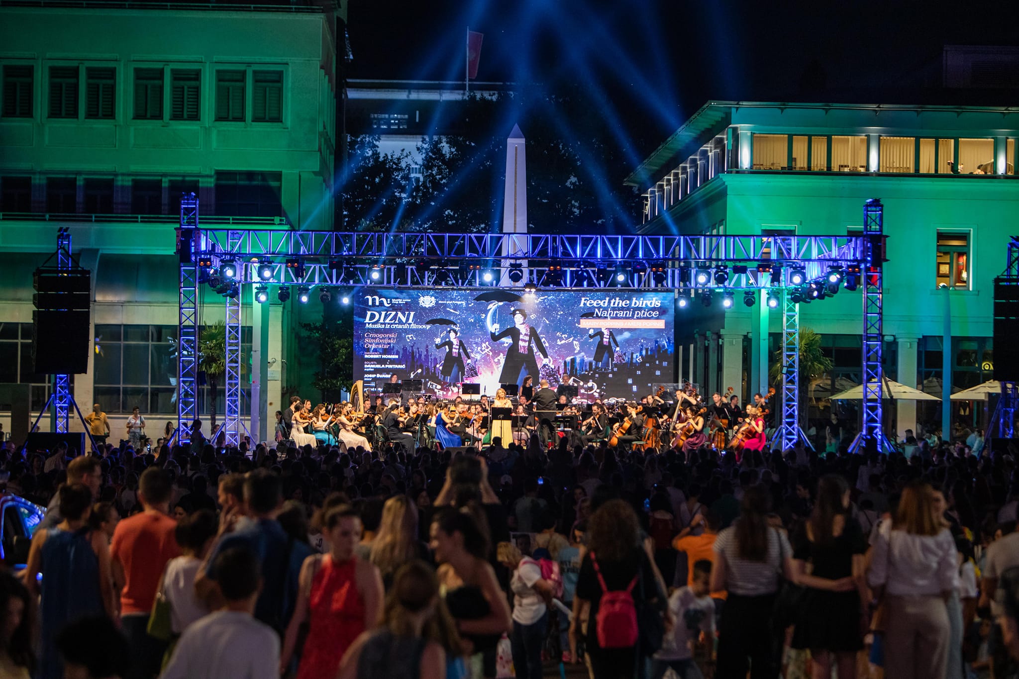 Publika svih generacija na Trgu nezavisnosti uživala u melodijama iz Diznijevih ostvarenja