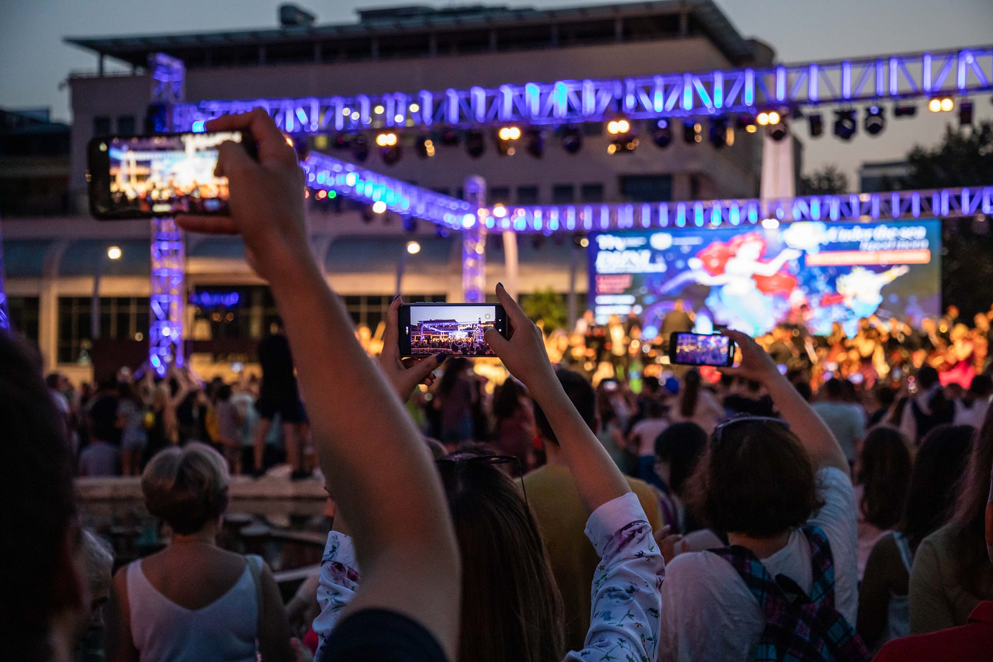 Publika svih generacija na Trgu nezavisnosti uživala u melodijama iz Diznijevih ostvarenja