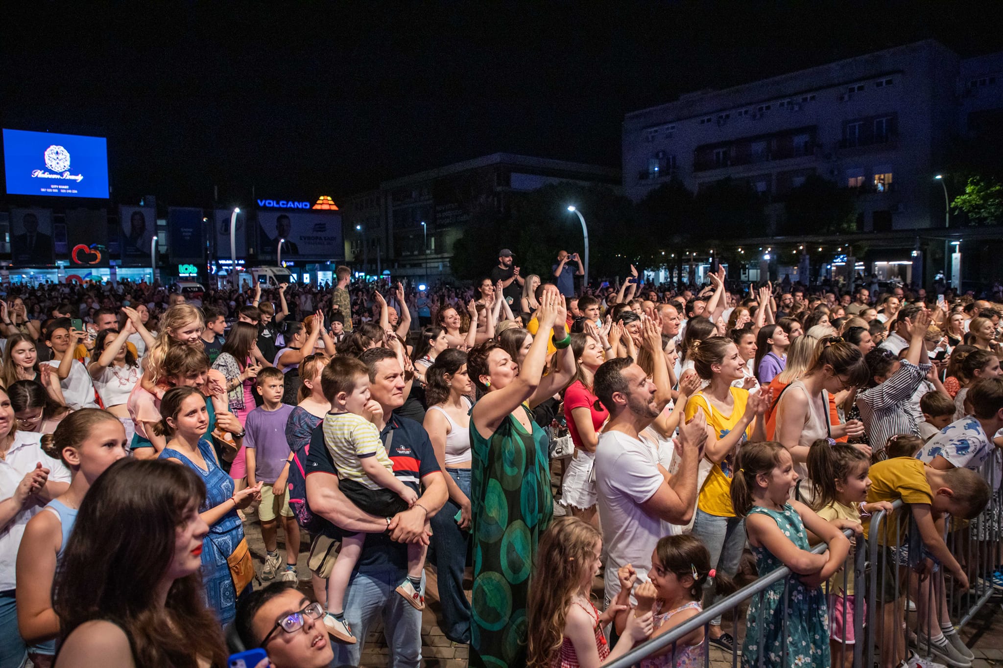 Publika svih generacija na Trgu nezavisnosti uživala u melodijama iz Diznijevih ostvarenja