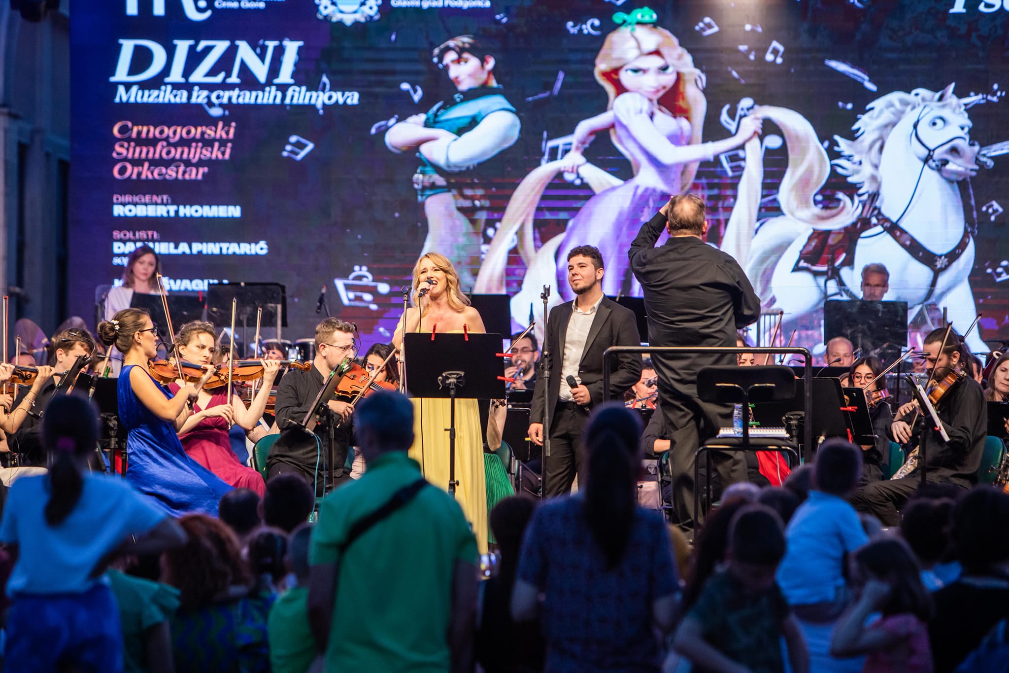 Publika svih generacija na Trgu nezavisnosti uživala u melodijama iz Diznijevih ostvarenja