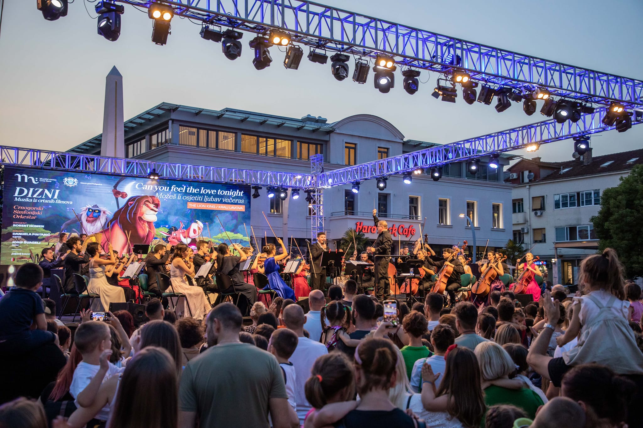 Publika svih generacija na Trgu nezavisnosti uživala u melodijama iz Diznijevih ostvarenja