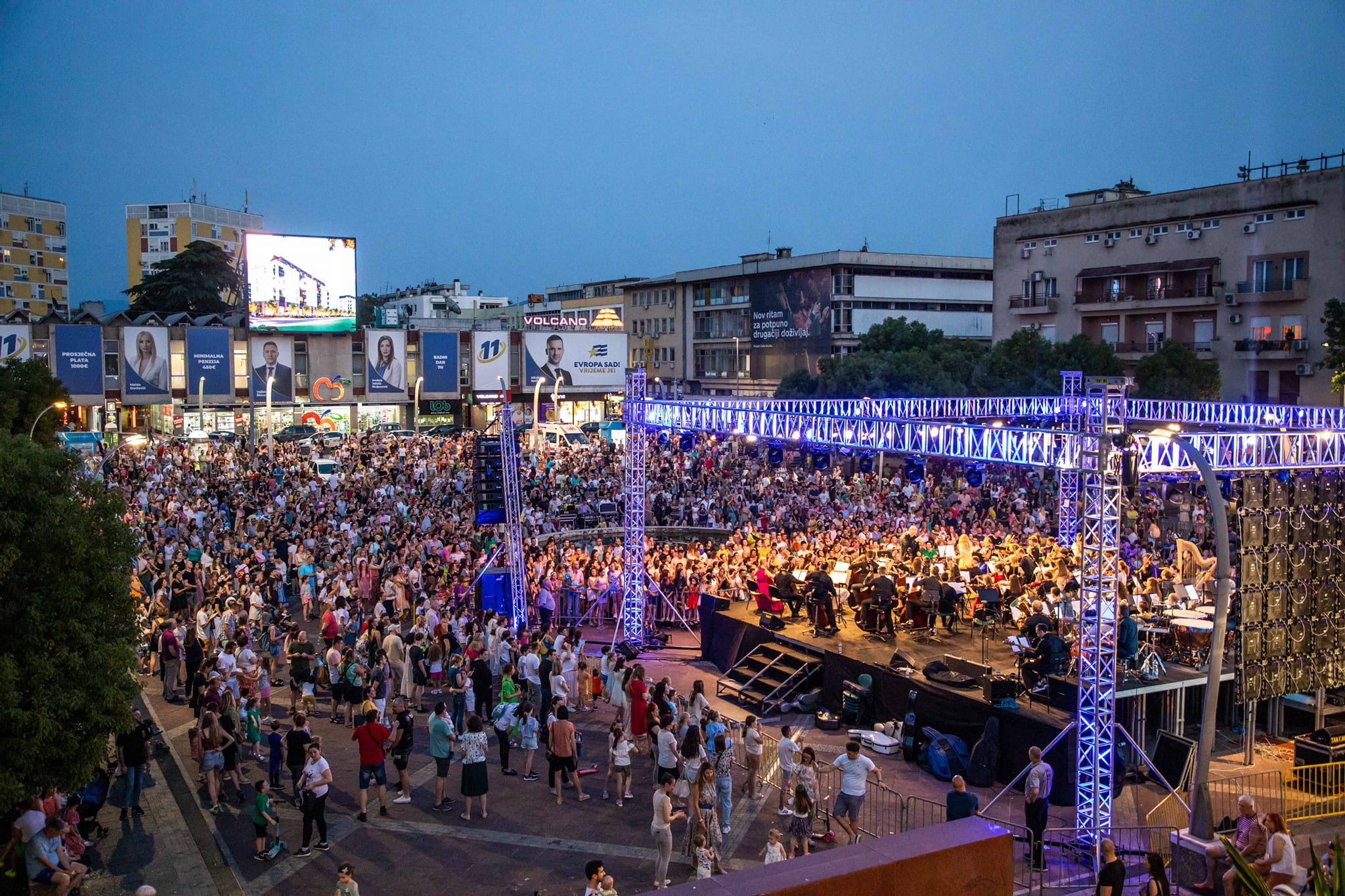 Publika svih generacija na Trgu nezavisnosti uživala u melodijama iz Diznijevih ostvarenja