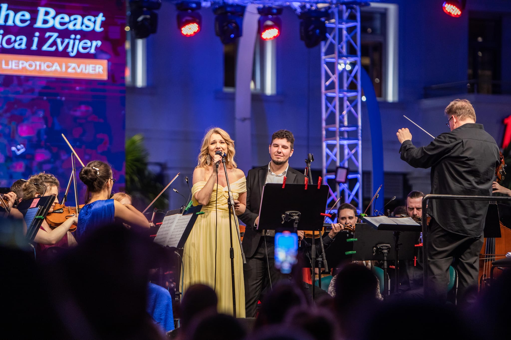 Publika svih generacija na Trgu nezavisnosti uživala u melodijama iz Diznijevih ostvarenja