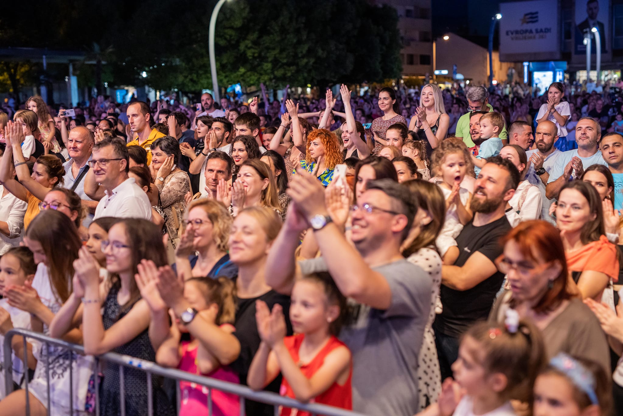 Publika svih generacija na Trgu nezavisnosti uživala u melodijama iz Diznijevih ostvarenja