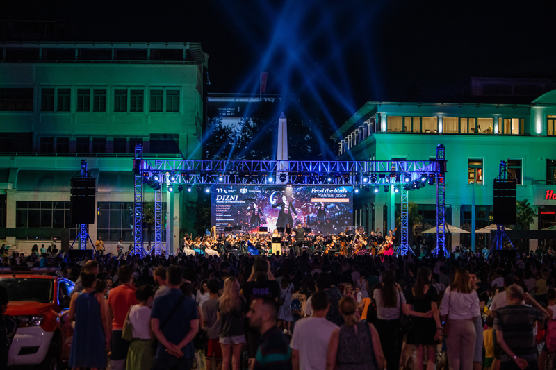 Publika svih generacija na Trgu nezavisnosti uživala u melodijama iz Diznijevih ostvarenja