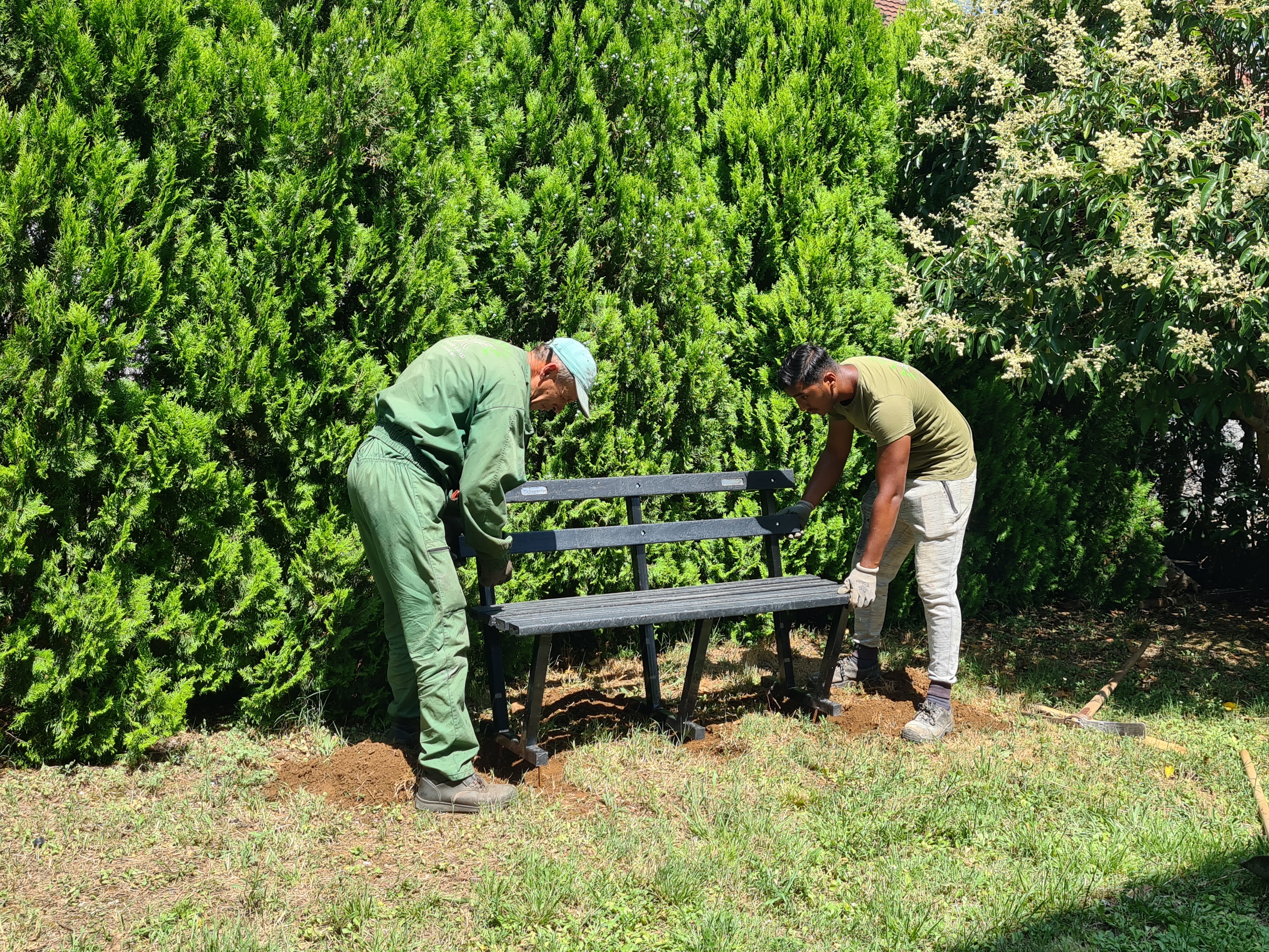 Deponija donirala eko klupe