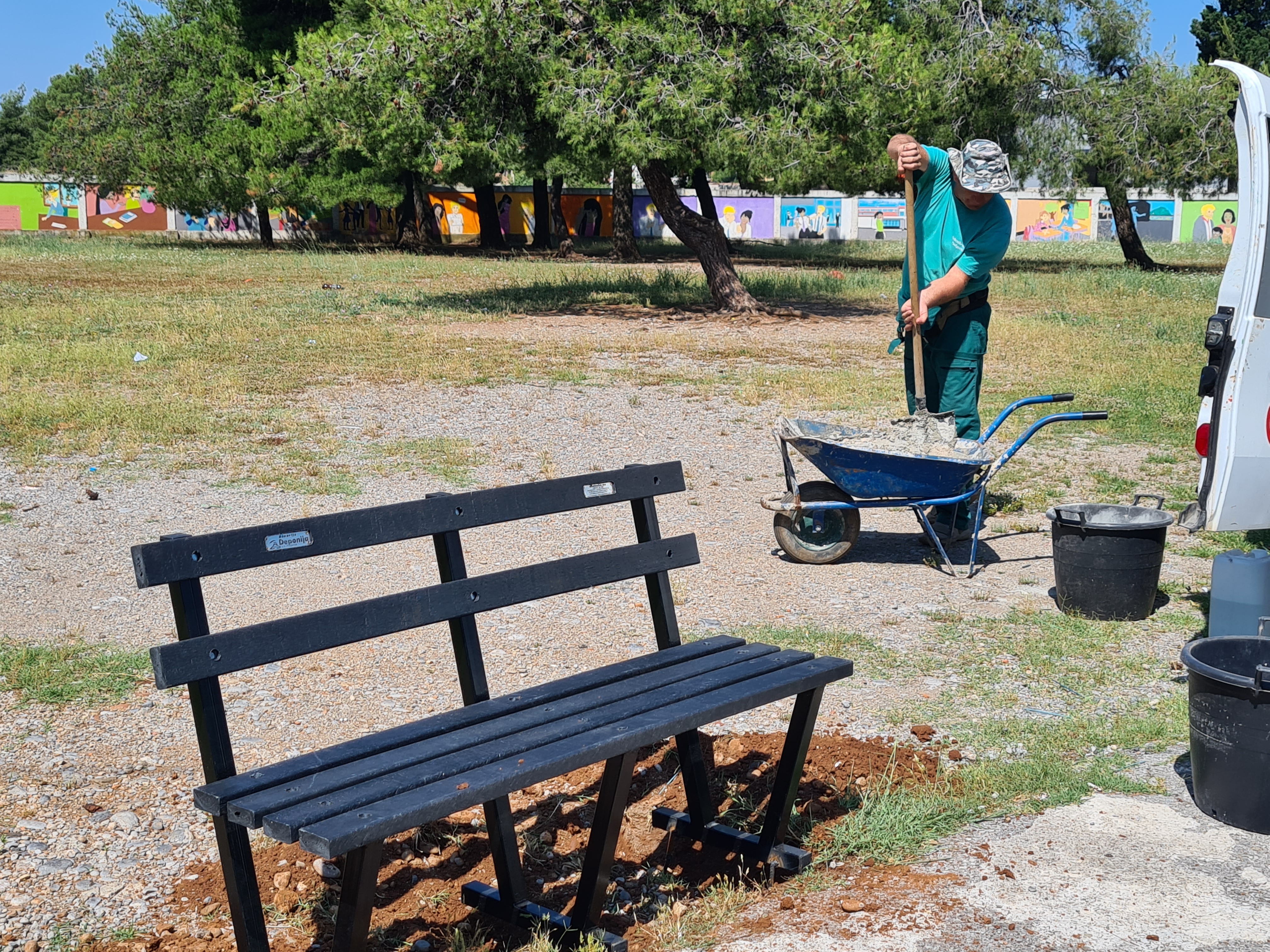 Deponija donirala eko klupe