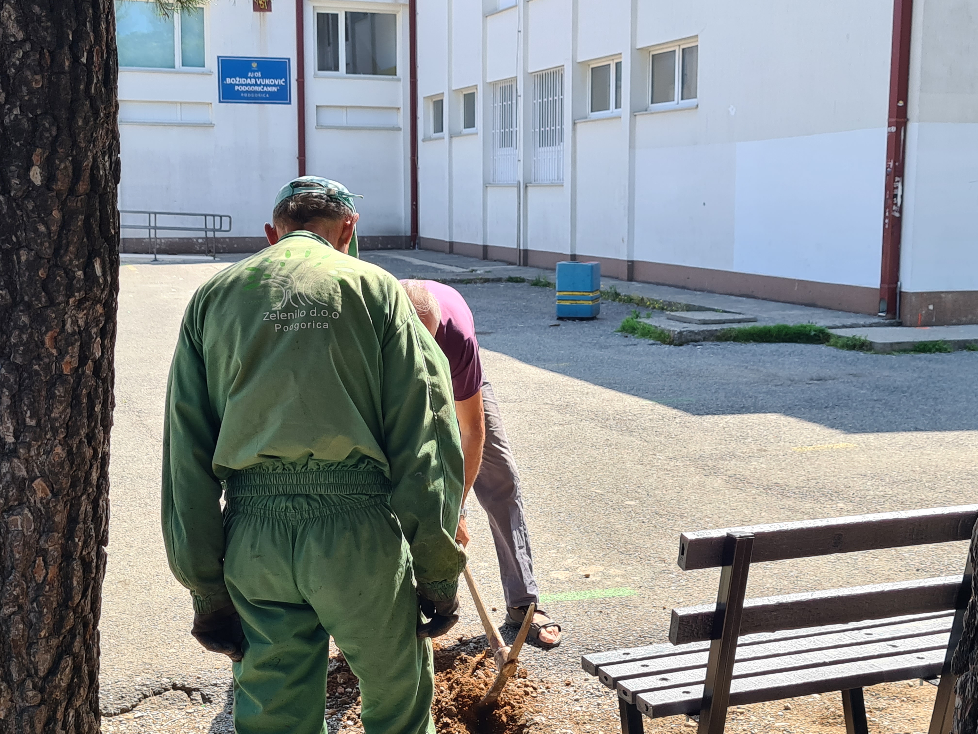 Deponija donirala eko klupe