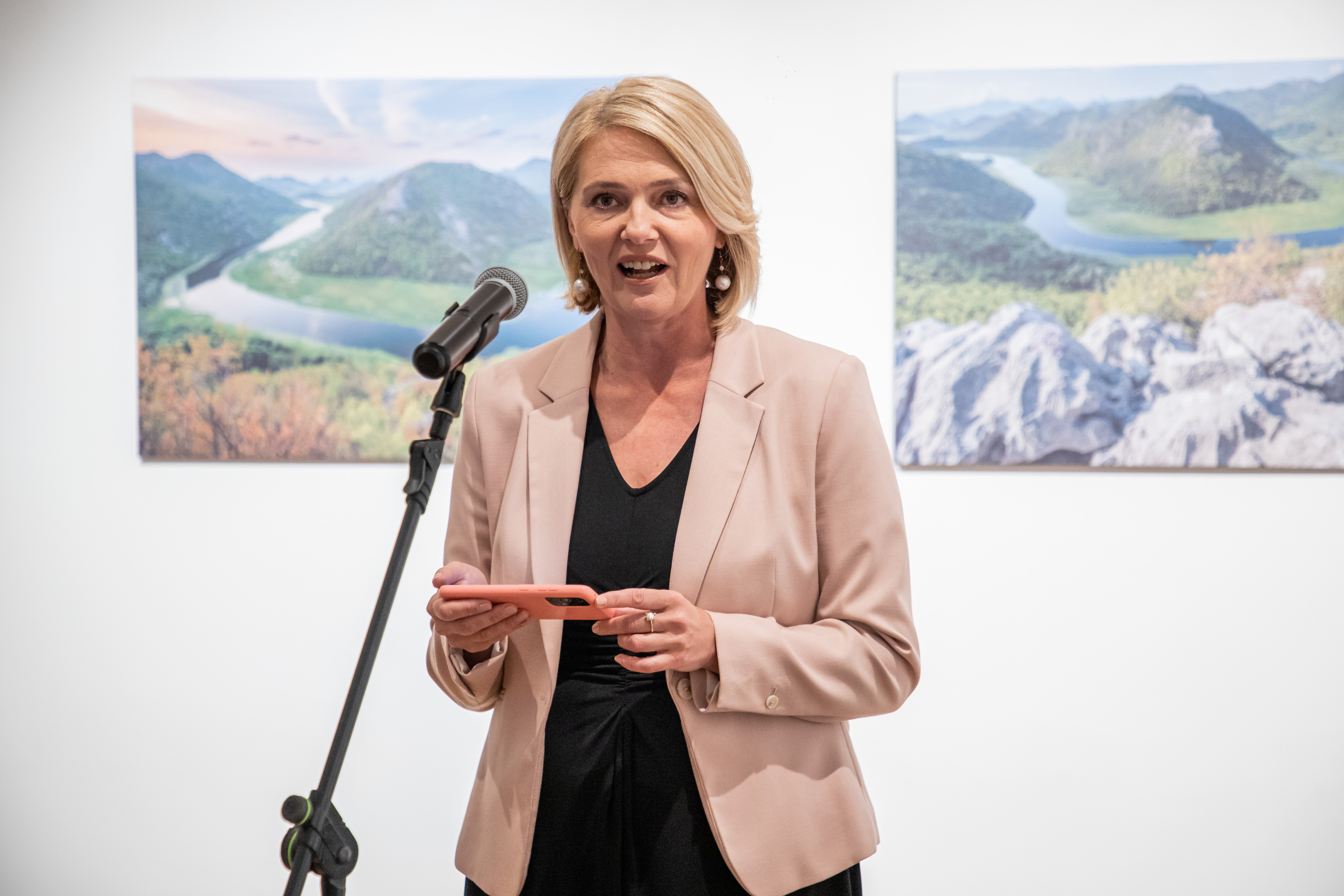 U Kuslevovoj kući otvorena izložba „Razglednice iz Crne Gore“