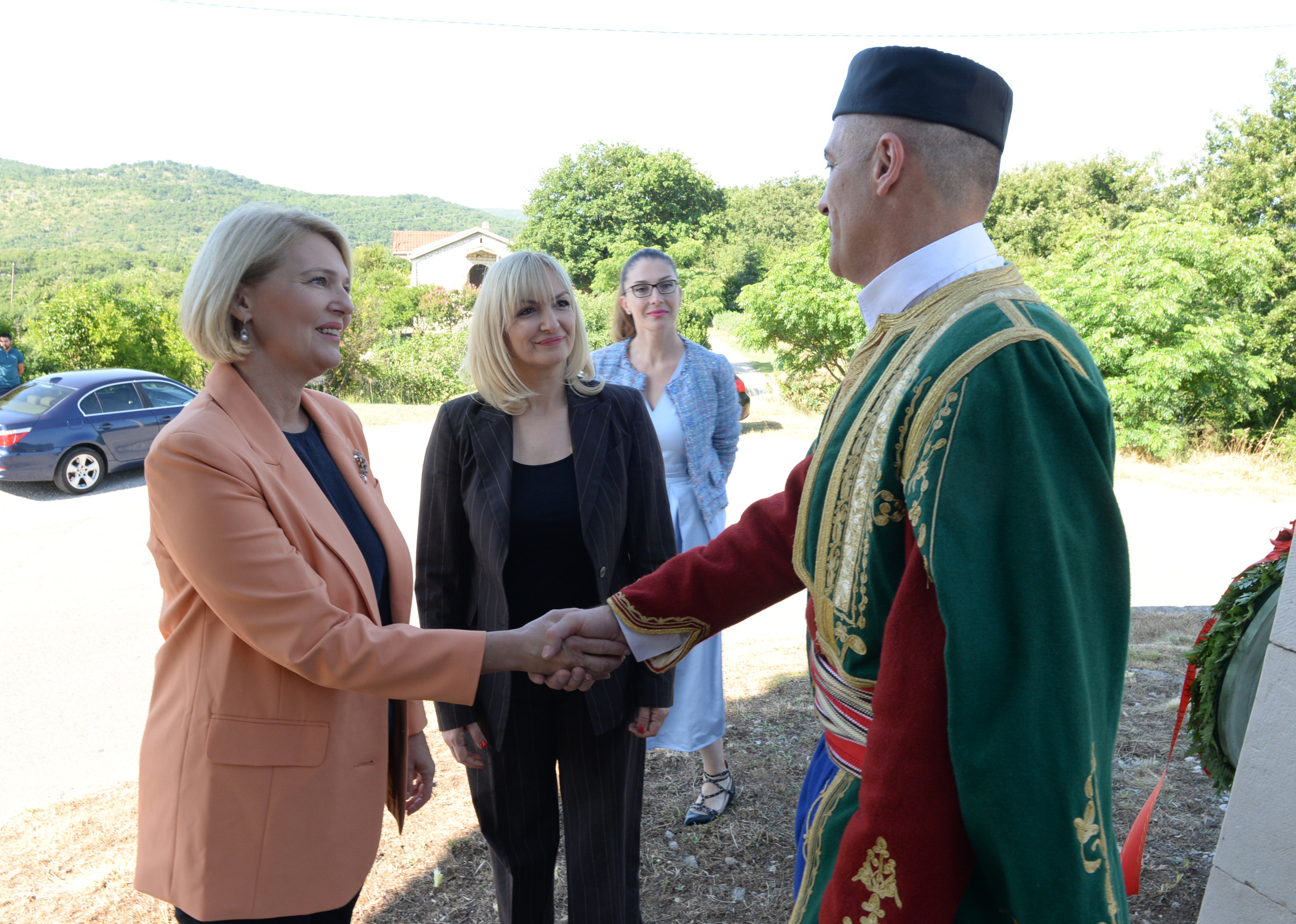 Položen vijenac na spomenik na Ravnom lazu