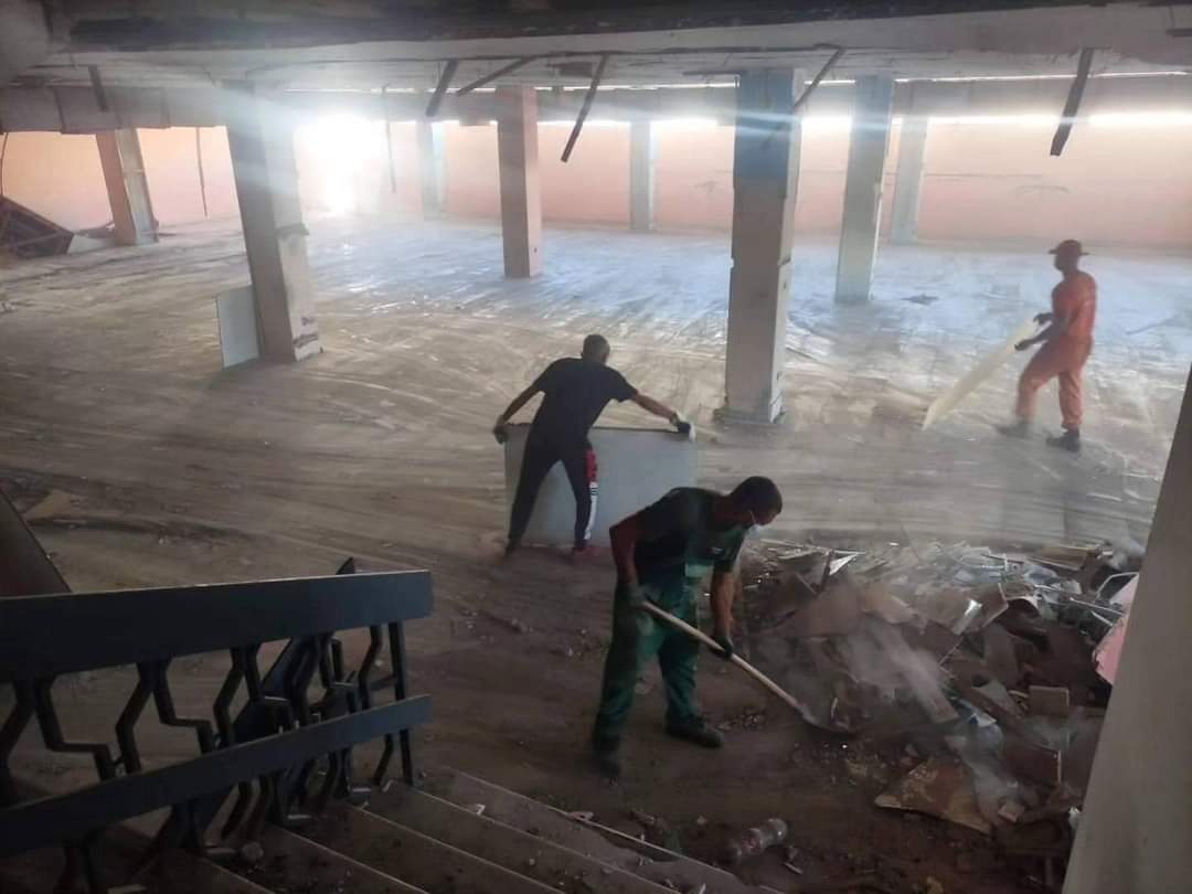 Akcija čišćenja unutrašnjosti nekadašnje robne kuće u centru grada: Prvi korak uspješno završen