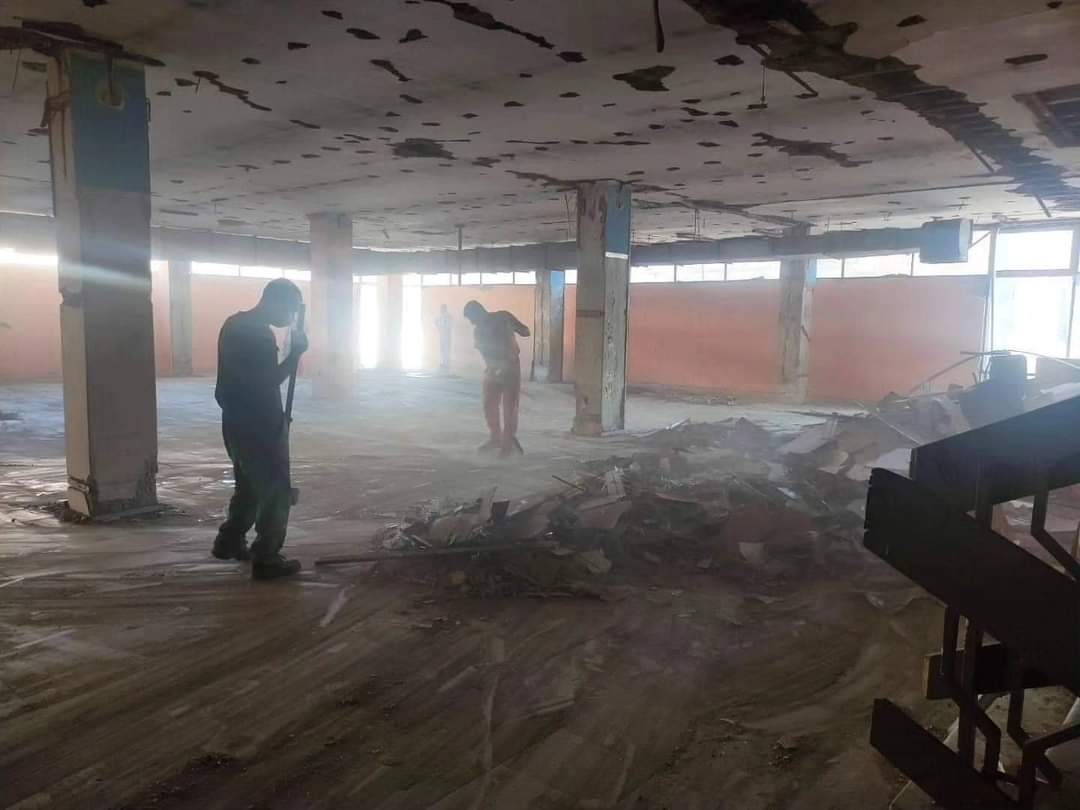 Akcija čišćenja unutrašnjosti nekadašnje robne kuće u centru grada: Prvi korak uspješno završen