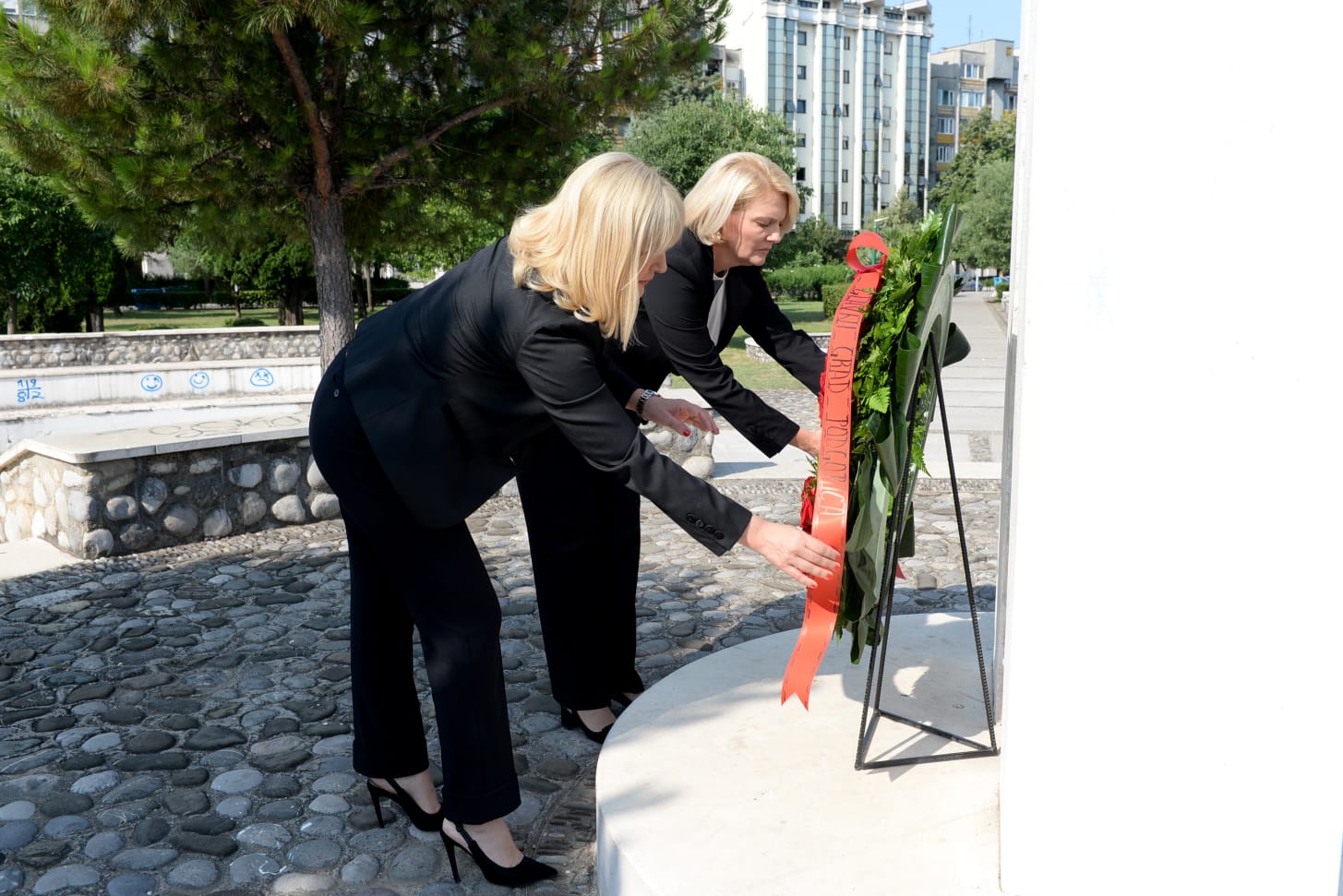 U znak sjećanja na žrtve Srebrenice položen vijenac na spomenik na Pobrežju