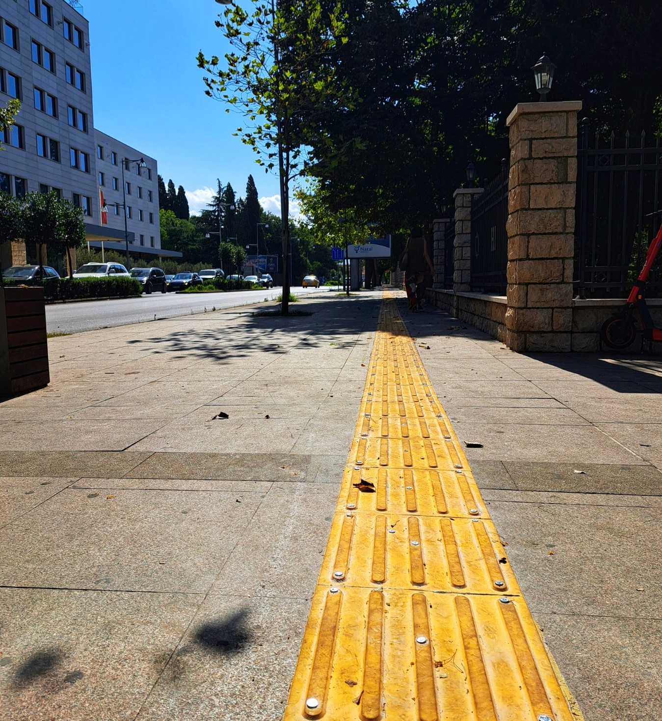 Sekretarijat za socijalno staranje sprovodi aktivnosti na ugradnji novih i popravci oštećenih taktilnih staza u Podgorici