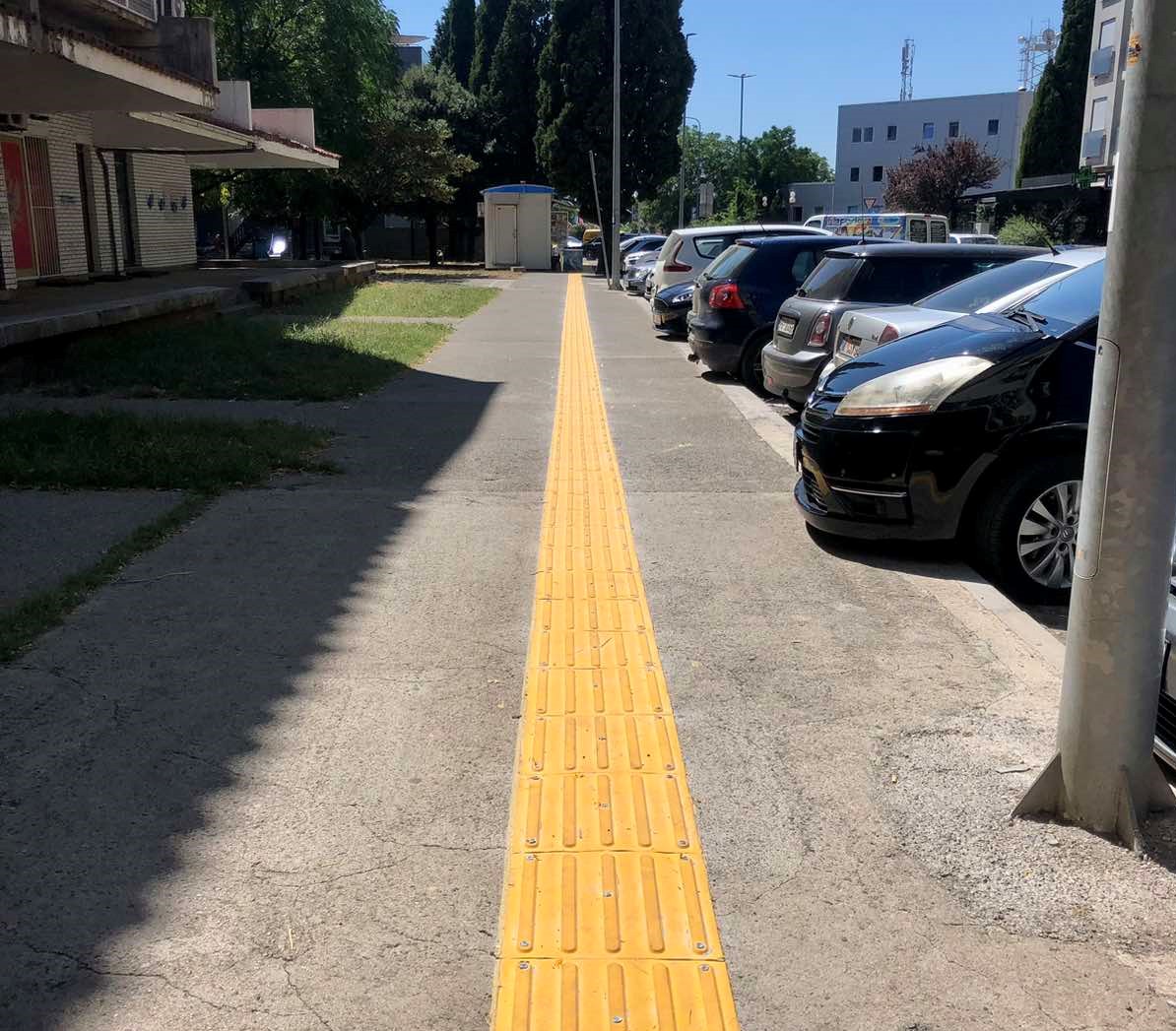 Sekretarijat za socijalno staranje sprovodi aktivnosti na ugradnji novih i popravci oštećenih taktilnih staza u Podgorici