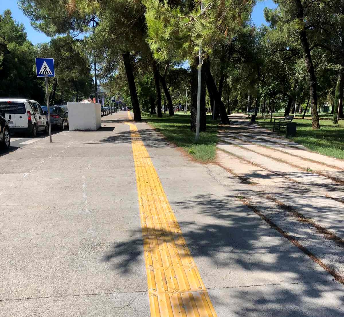 Sekretarijat za socijalno staranje sprovodi aktivnosti na ugradnji novih i popravci oštećenih taktilnih staza u Podgorici