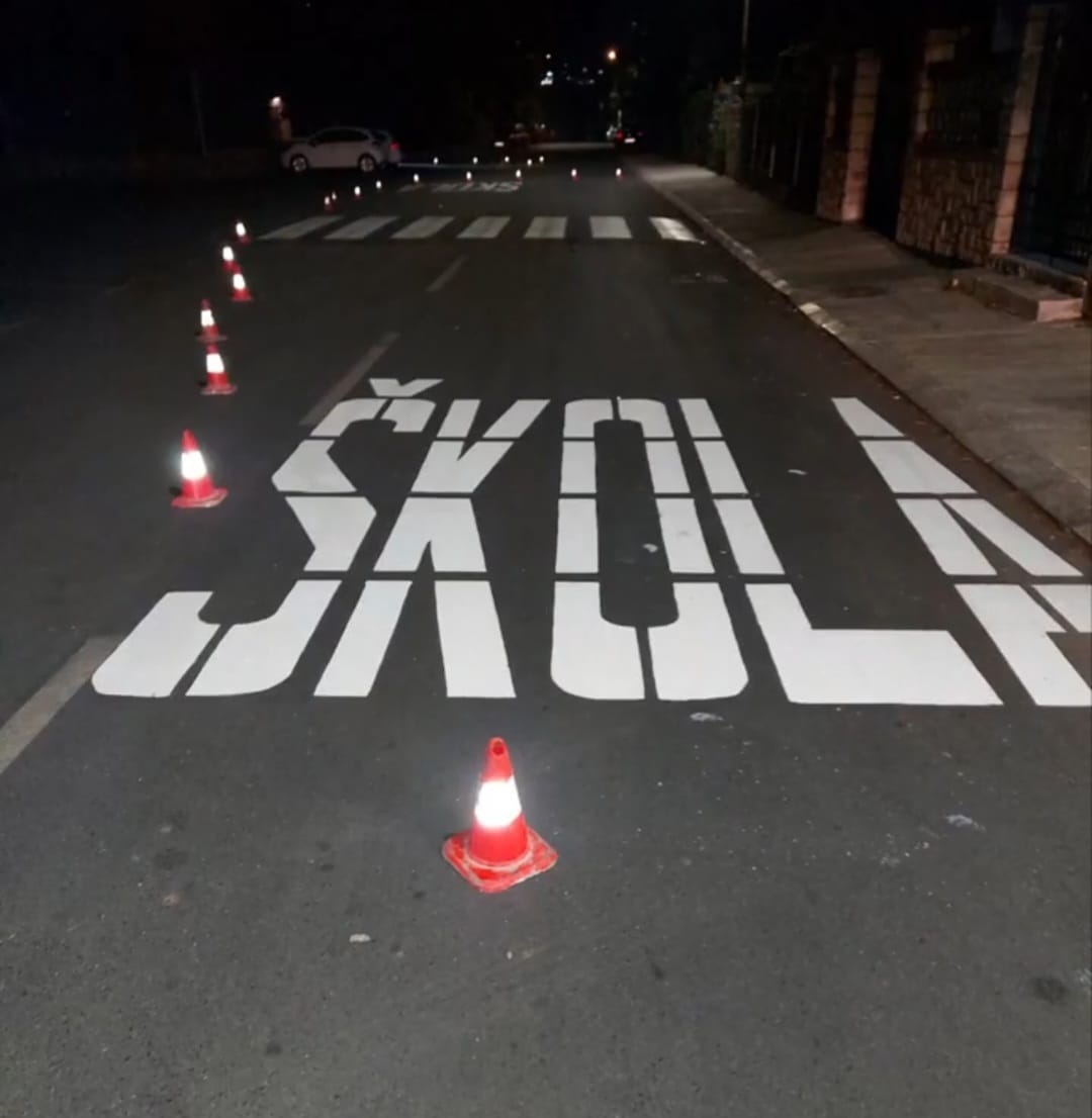 Počeli radovi na obnavljanju horizontalne signalizacije ispred škola