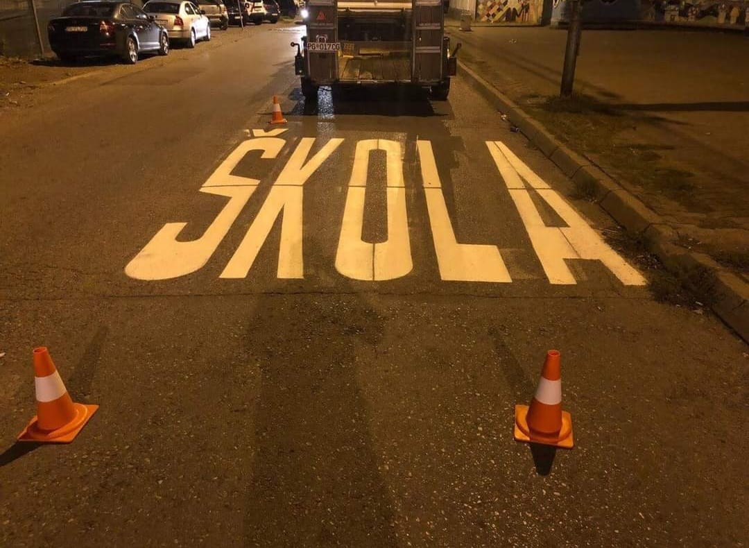 Počeli radovi na obnavljanju horizontalne signalizacije ispred škola