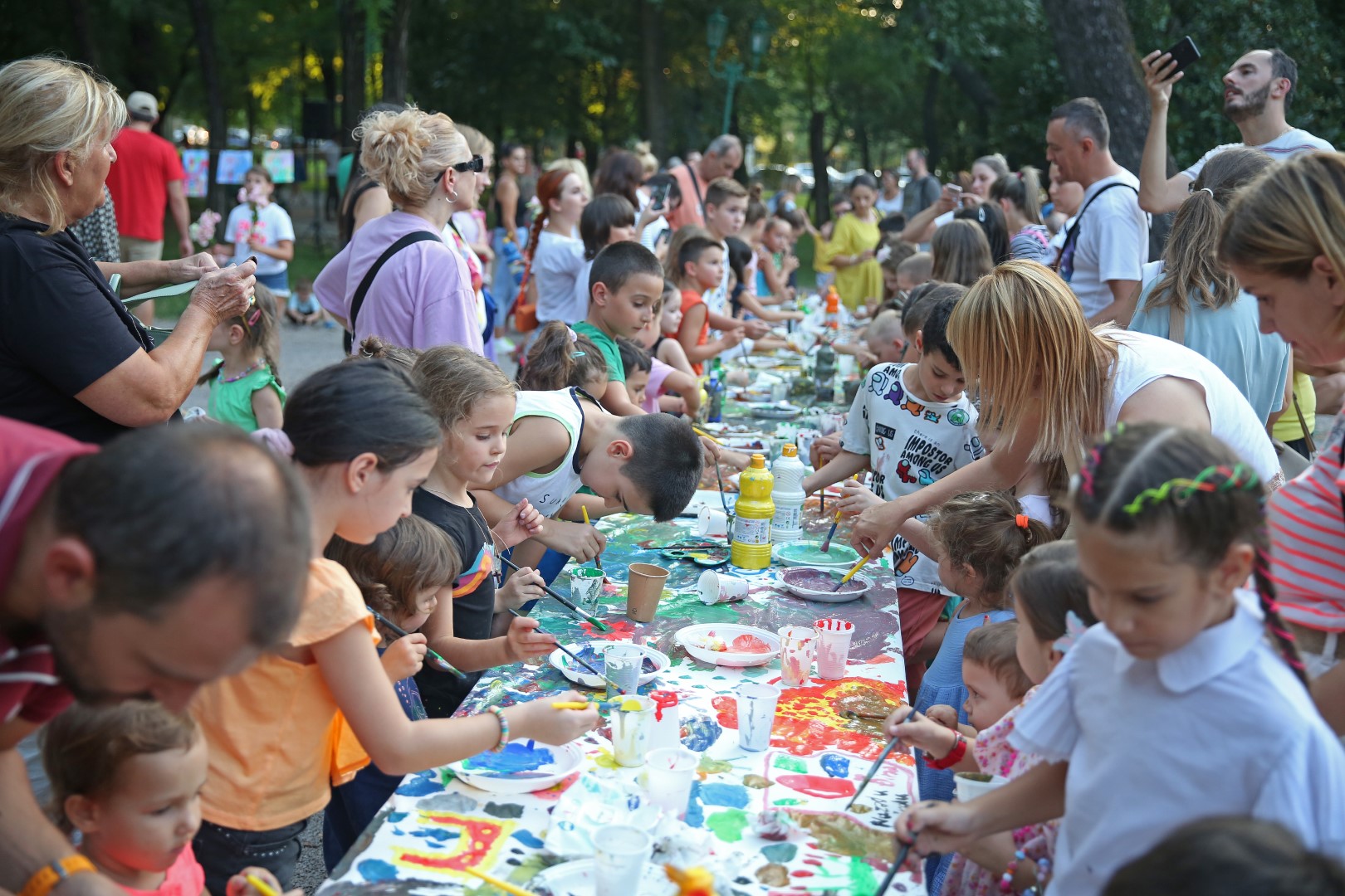 Mališani razvijali kreativne vrline slikajući grad iz mašte u Dječijem parku na Kruševcu