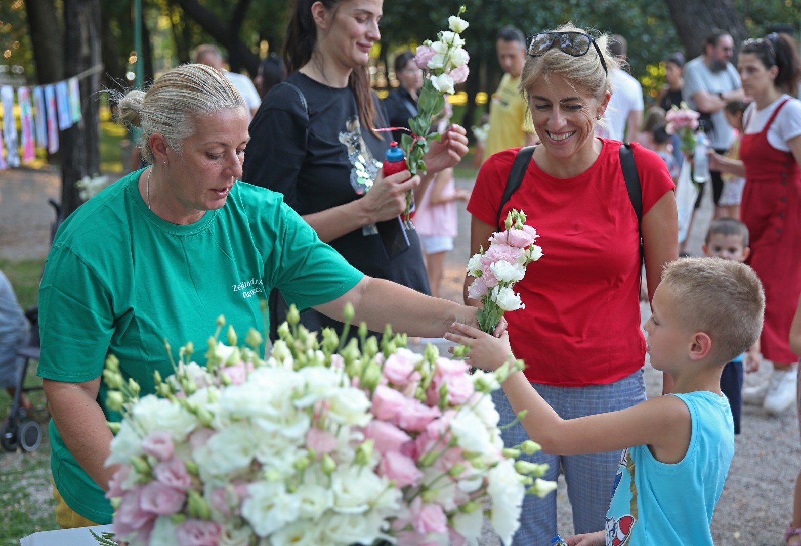 Mališani razvijali kreativne vrline slikajući grad iz mašte u Dječijem parku na Kruševcu