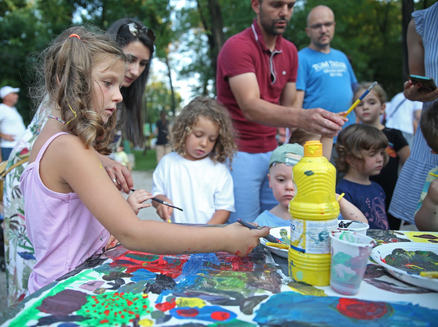 Mališani razvijali kreativne vrline slikajući grad iz mašte u Dječijem parku na Kruševcu