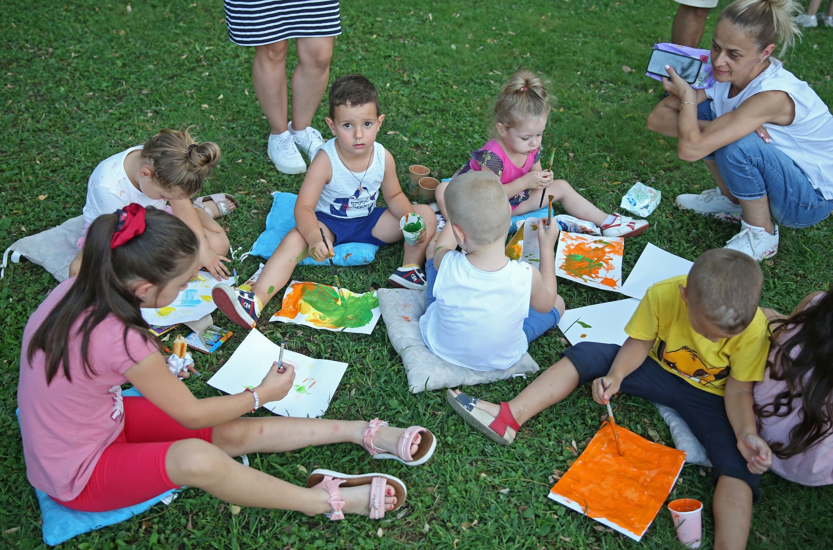 Mališani razvijali kreativne vrline slikajući grad iz mašte u Dječijem parku na Kruševcu