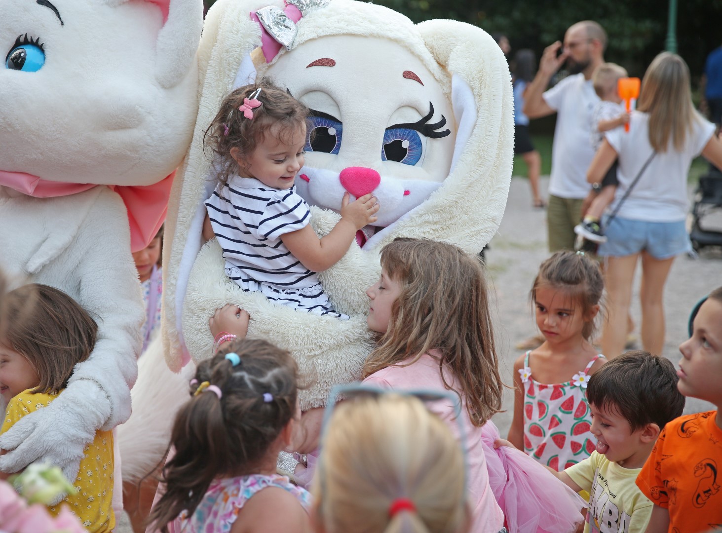 Mališani razvijali kreativne vrline slikajući grad iz mašte u Dječijem parku na Kruševcu