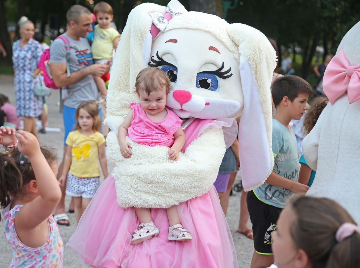 Mališani razvijali kreativne vrline slikajući grad iz mašte u Dječijem parku na Kruševcu