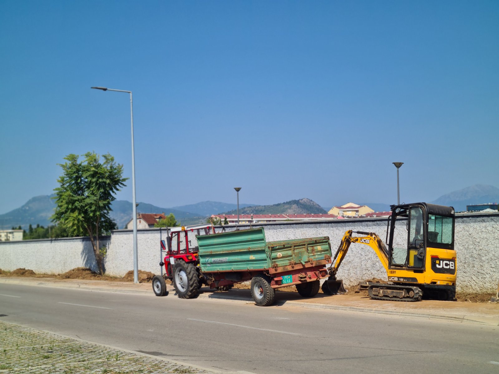 U toku ozelenjavanje duž saobraćajnice od brda Ljubović do stadiona FK "Zabjelo"