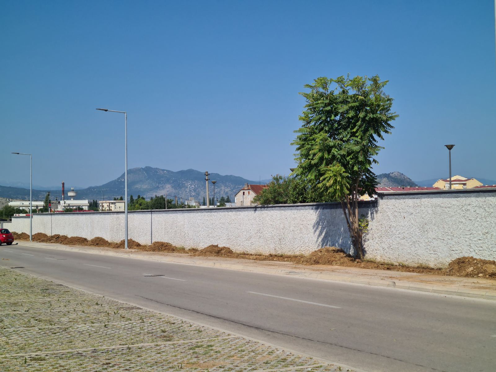 U toku ozelenjavanje duž saobraćajnice od brda Ljubović do stadiona FK "Zabjelo"