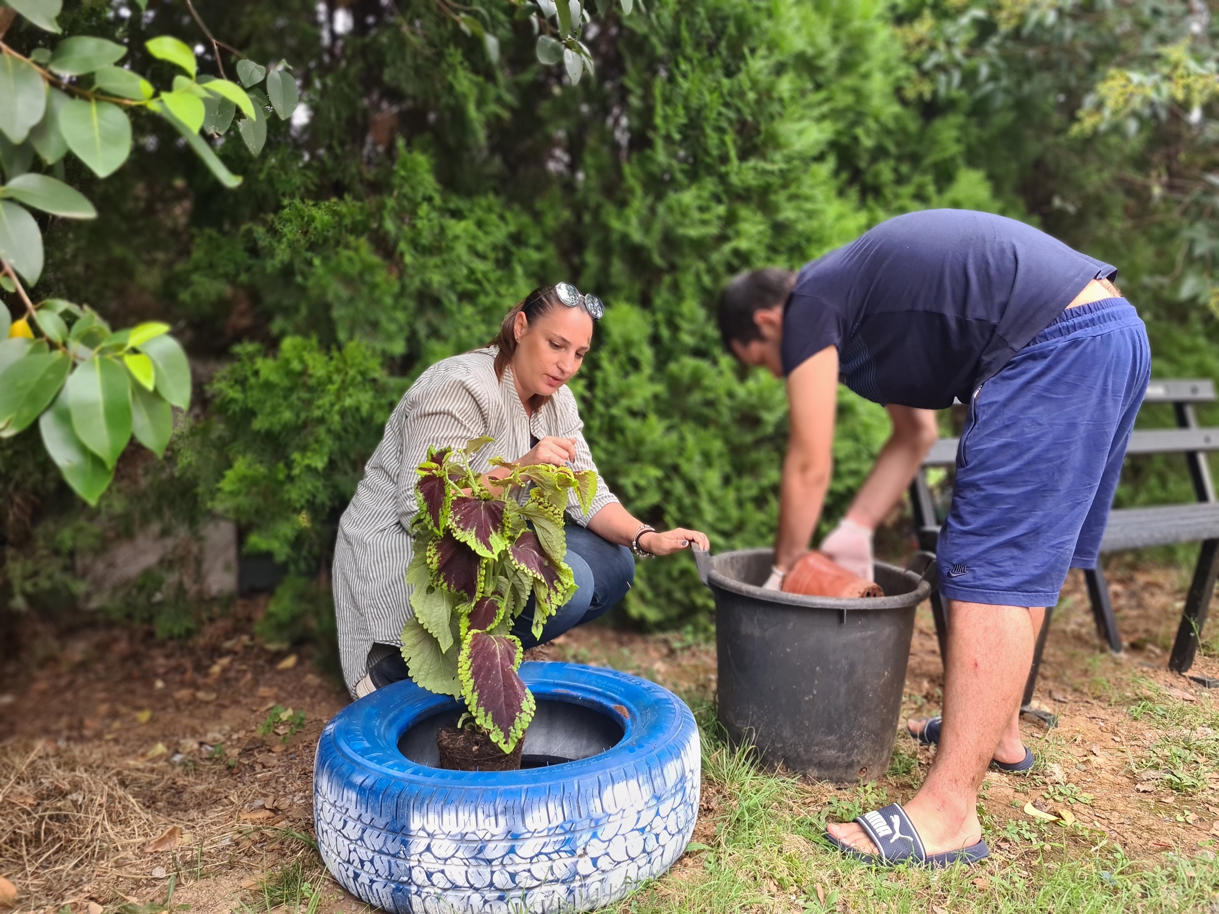 Zelenilo doniralo sadnice JU "Dnevni centar za djecu i omladinu sa smetnjama i teškoćama u razvoju"; Klijenti oplemenili dvorište centra