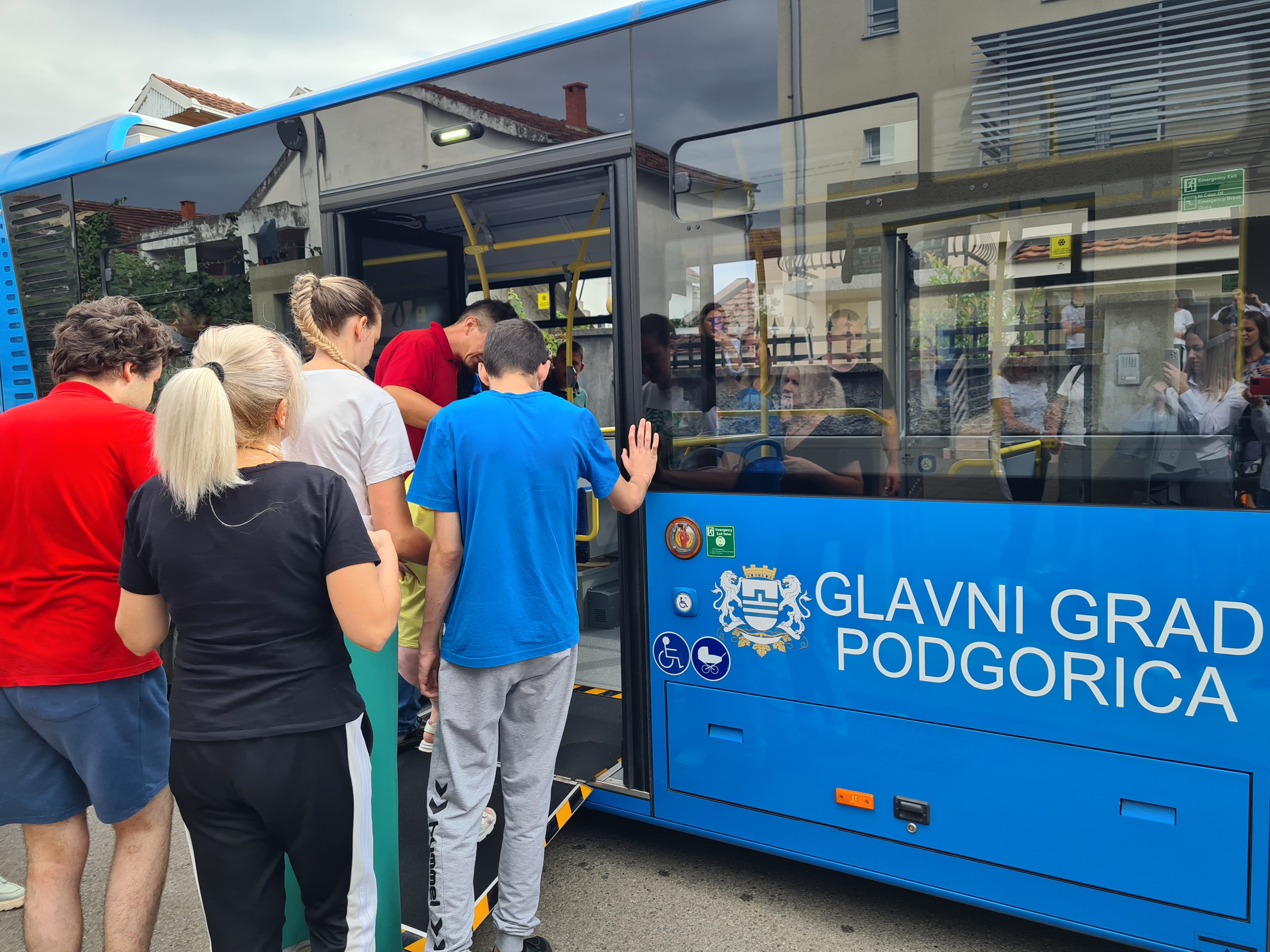 Za korisnike JU “Dnevni centar za djecu i omladinu sa smetnjama i poteškoćama u razvoju” organizovana promotivna vožnja gradskim autobusima