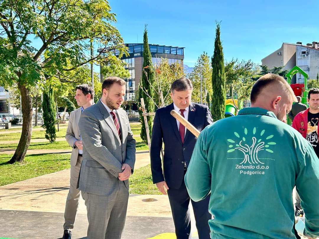 Platan kao simbol zahvalnosti Ukrajine Podgorici i Crnoj Gori zasađen u parku na Starom aerodromu