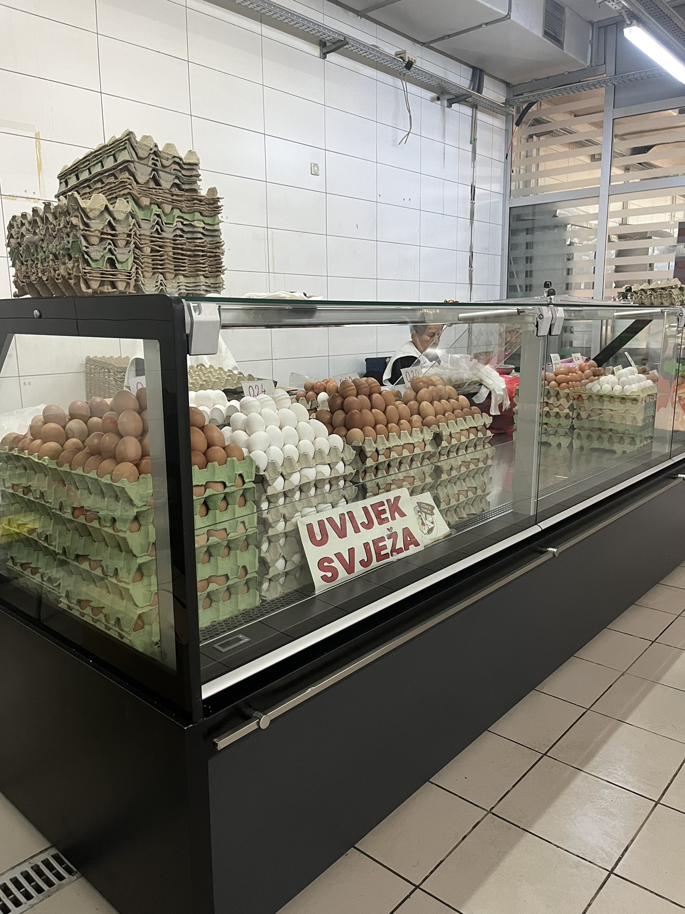 Nove vitrine u TC "Pobrežje"