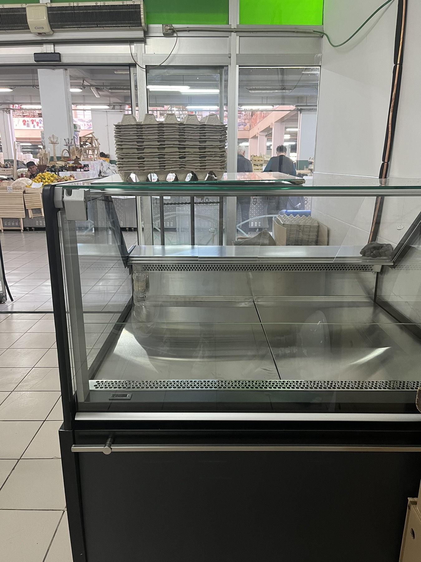 Nove vitrine u TC "Pobrežje"