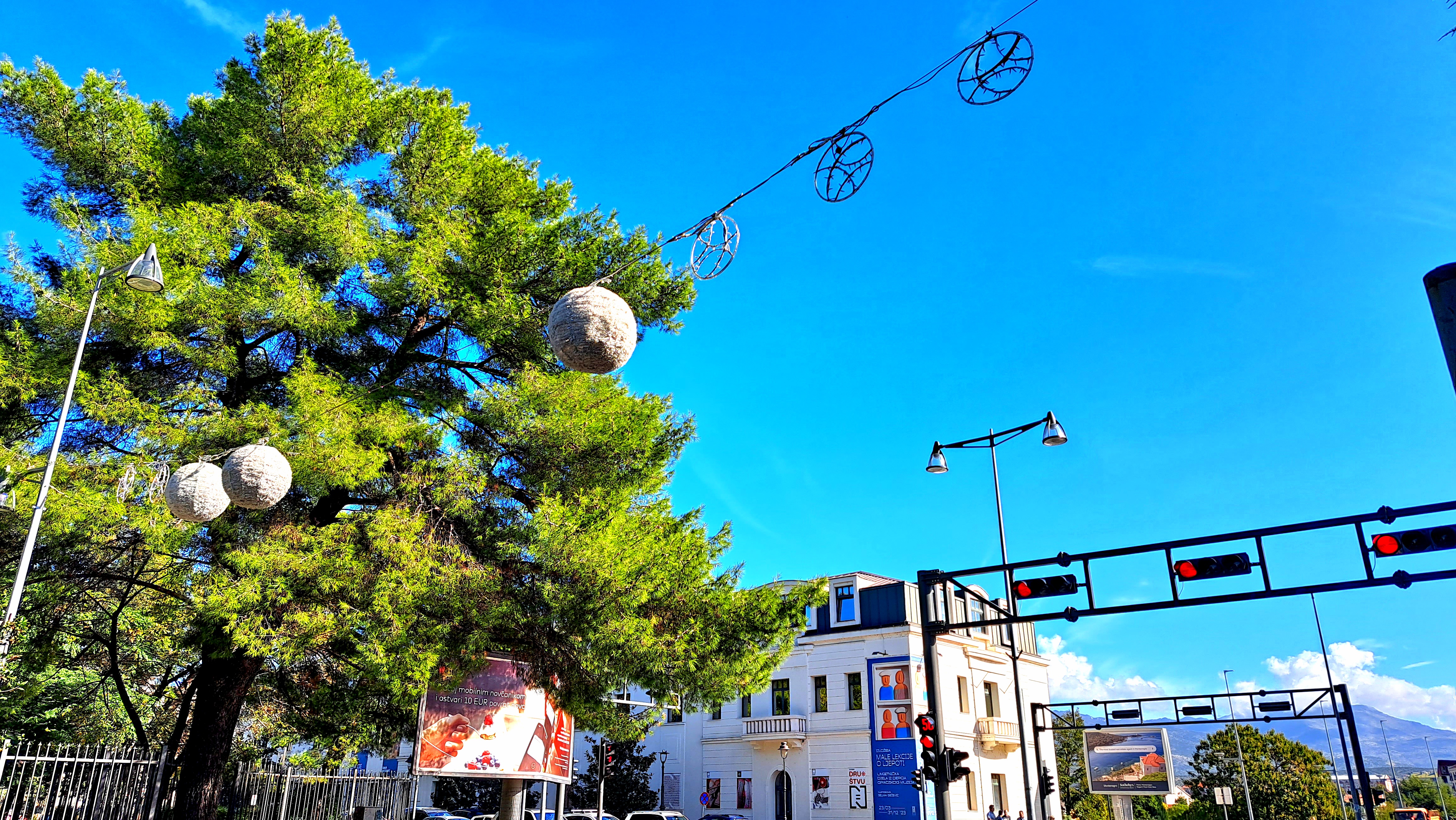 Počeli radovi na novogodišnjem ukrašavanju Podgorice